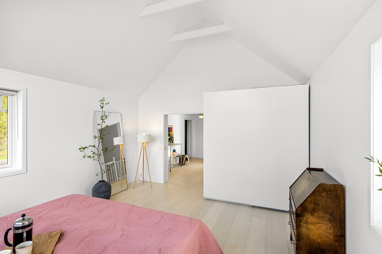 Det er også god plass til garderobeskap og en skrivepult. Galleribilde