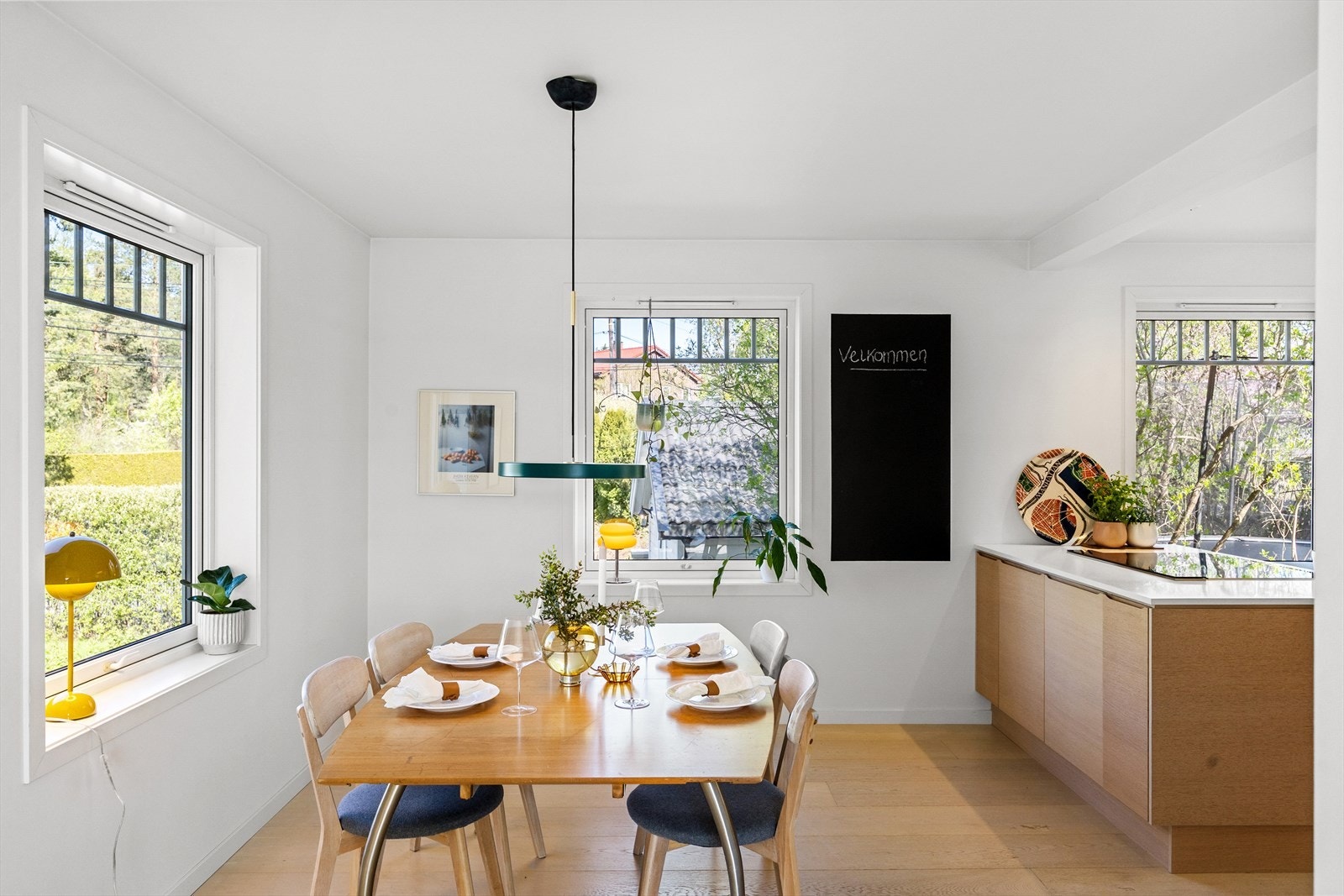 På kjøkkenet er det god plass til spisebord, perfekt for hyggelige måltider med familie og venner. Galleribilde