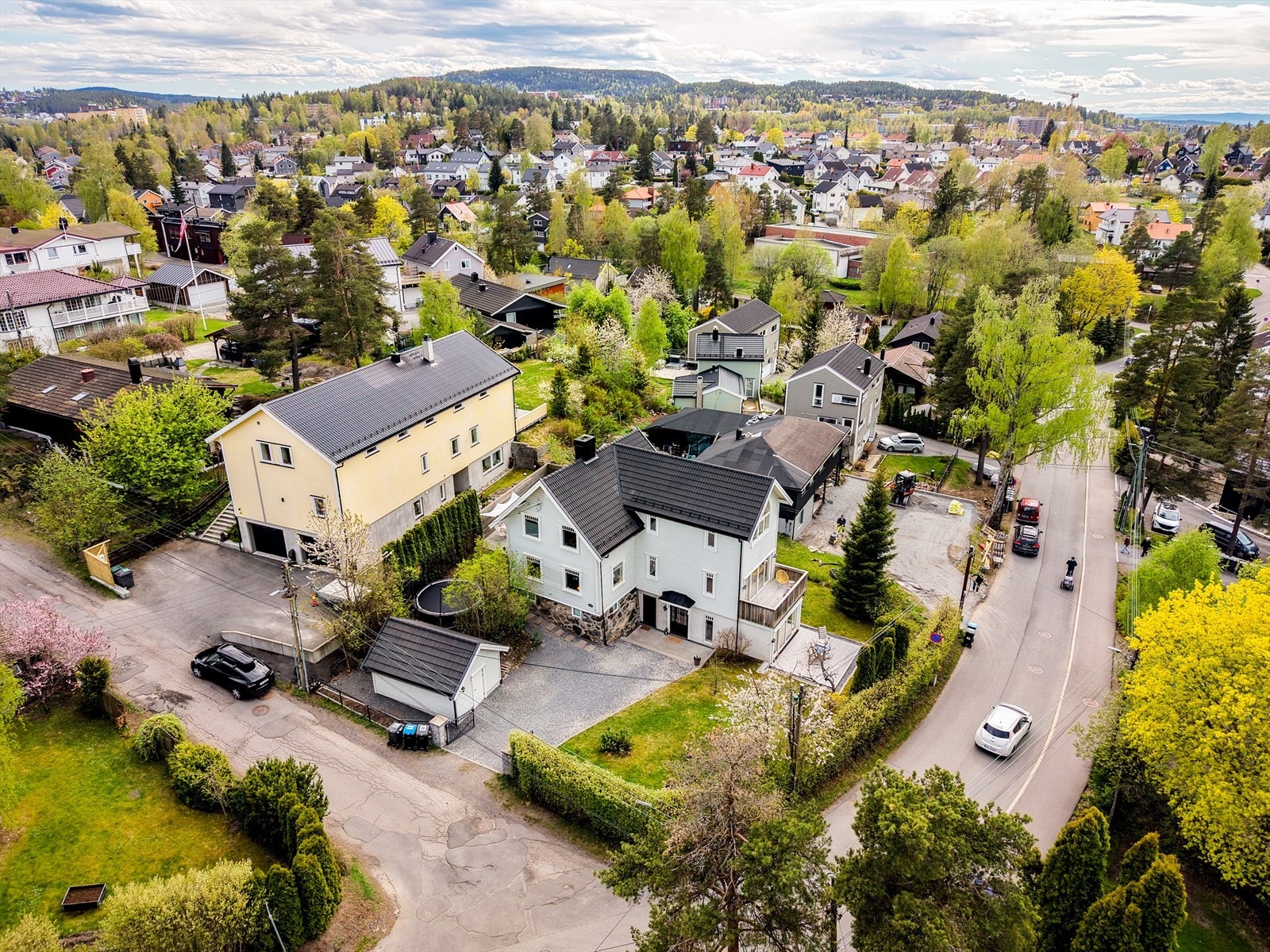 Boligen ligger sentralt til i et veletablert og hyggelig boområde på Høybråten, med enkel tilgang til butikker, servicetilbud og offentlig kommunikasjon. Galleribilde