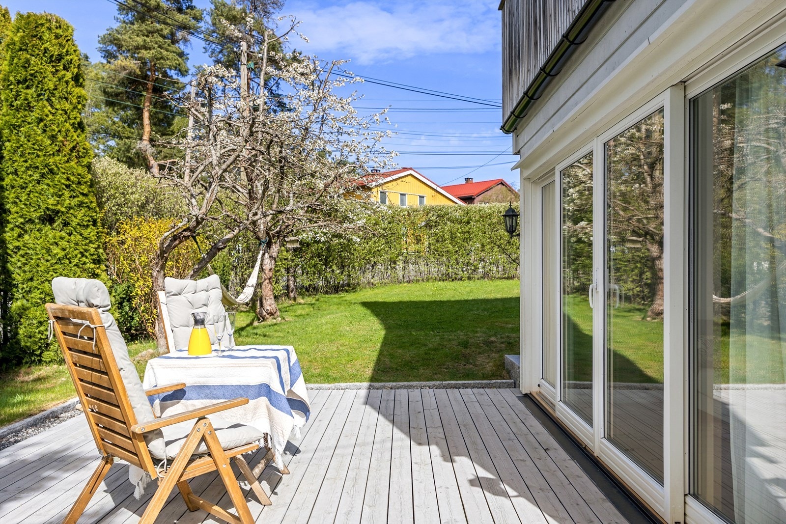 Et flott uteområde med direkte tilgang til hagen. Galleribilde