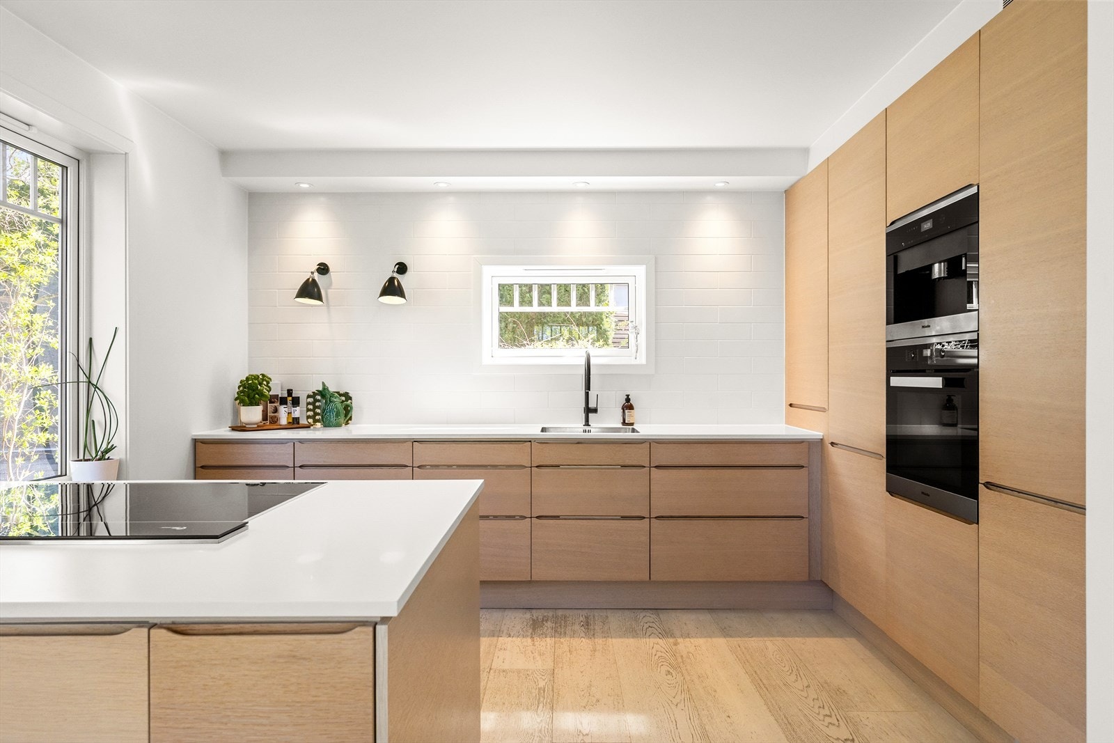 Flott kjøkken fra 2014 med innredning fra HTH. Kjøkkenet har treimiterte fronter og laminert benkeplate med nedfelt oppvaskkum og ettgreps blandebatteri fra Hansgrohe. Galleribilde
