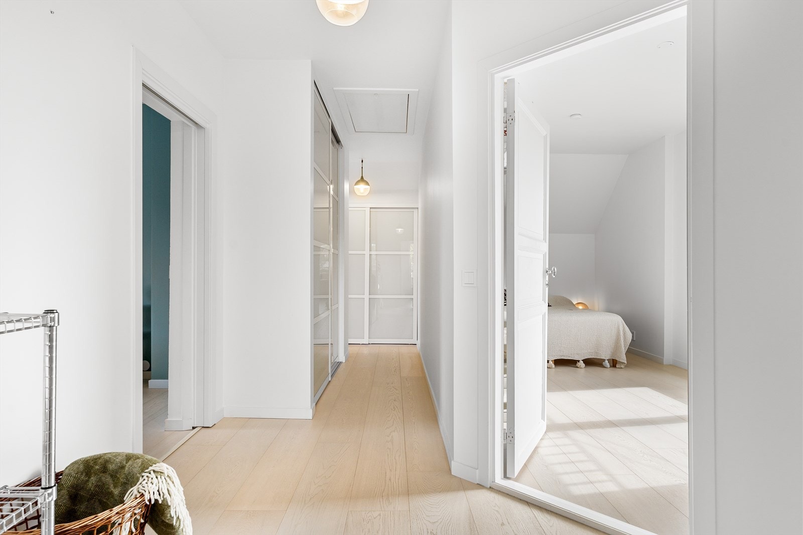 Her er det også god plass til lagring i store skyvedørsgarderober. Galleribilde