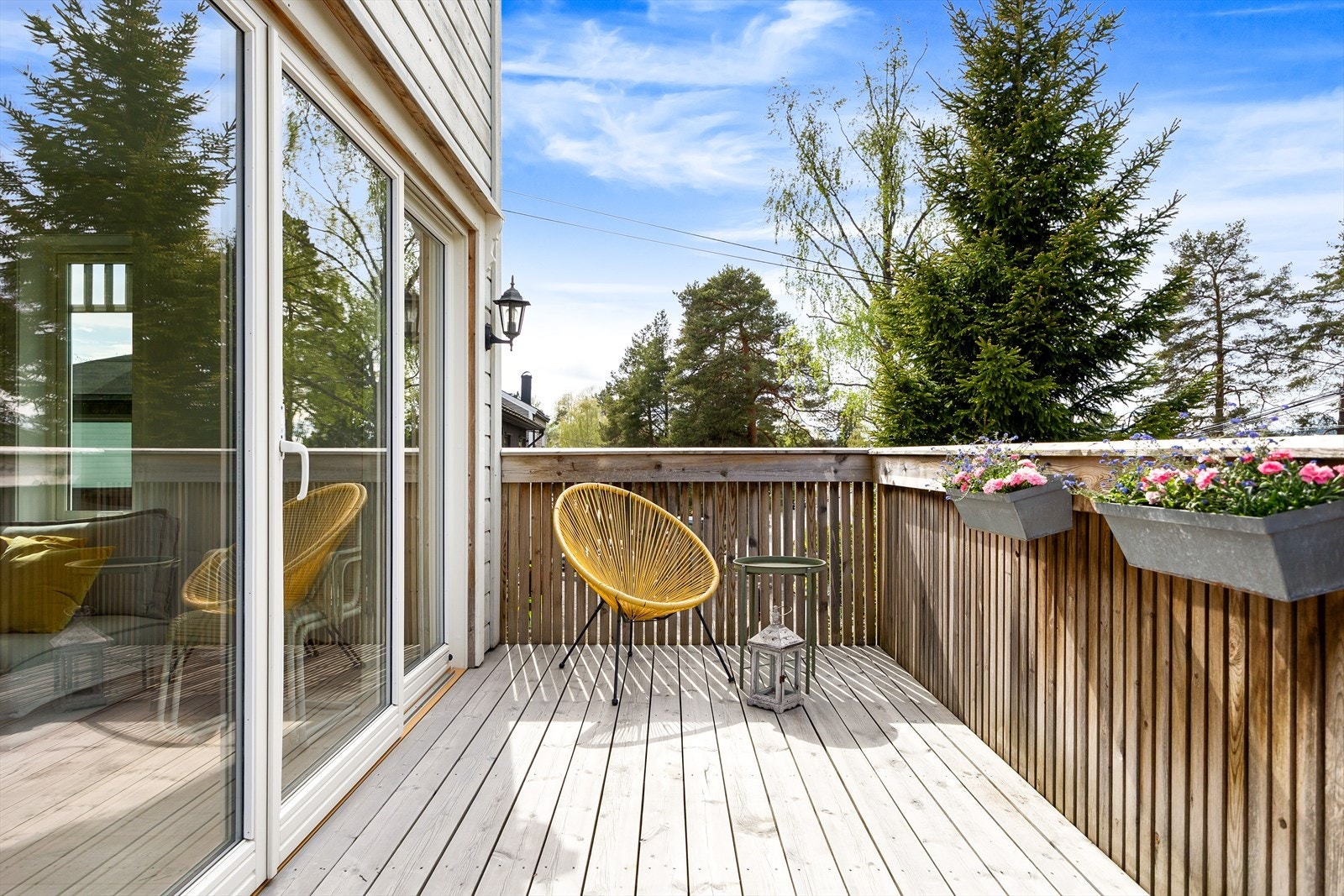 Fra stuen er det utgang til en herlig terrasse med god plass til utemøbler og beplantning. Galleribilde