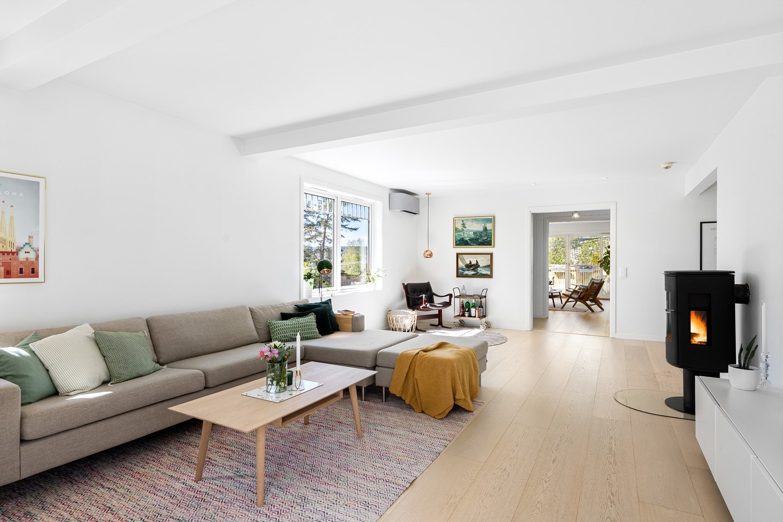 De store vindusflatene slipper inn rikelig med naturlig lys. Galleribilde