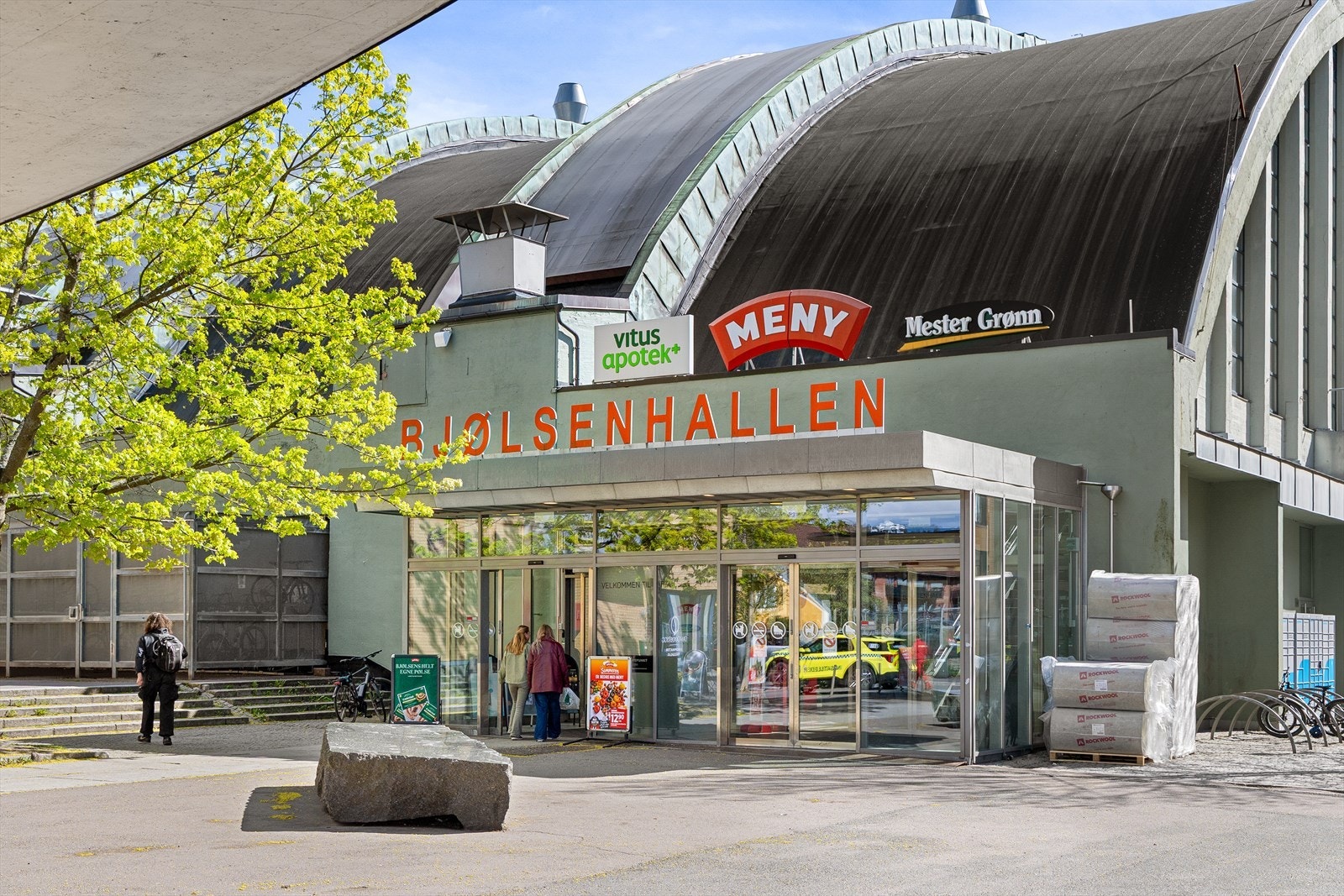 Områdebilde - Bjølsenhallen med Meny og butikker ligger 60 meter unna. Det er planlagt at det skal komme Evo treningssenter. Galleribilde