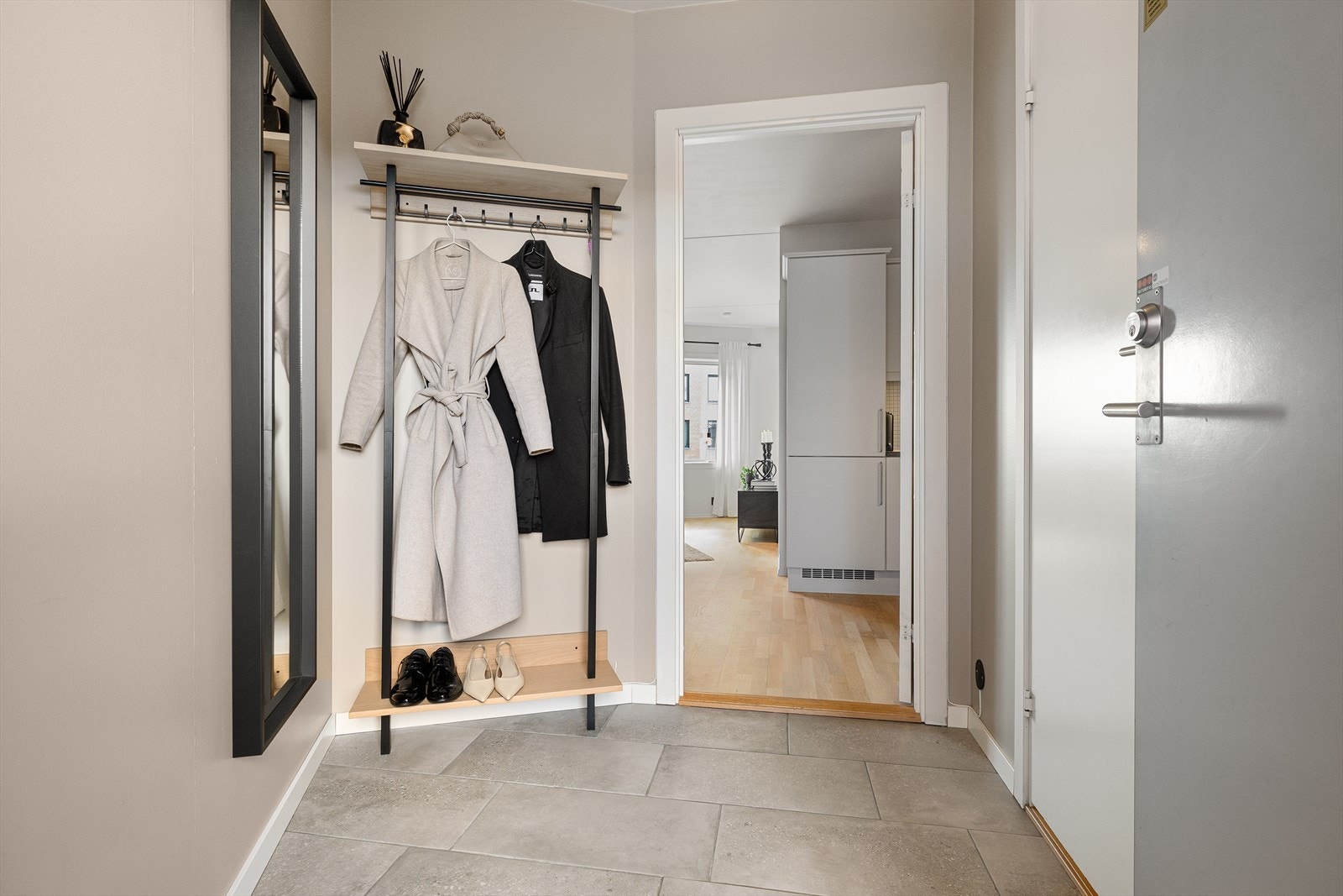 Det er god plass til både knagger og skohylle for oppbevaring av yttertøy. Galleribilde
