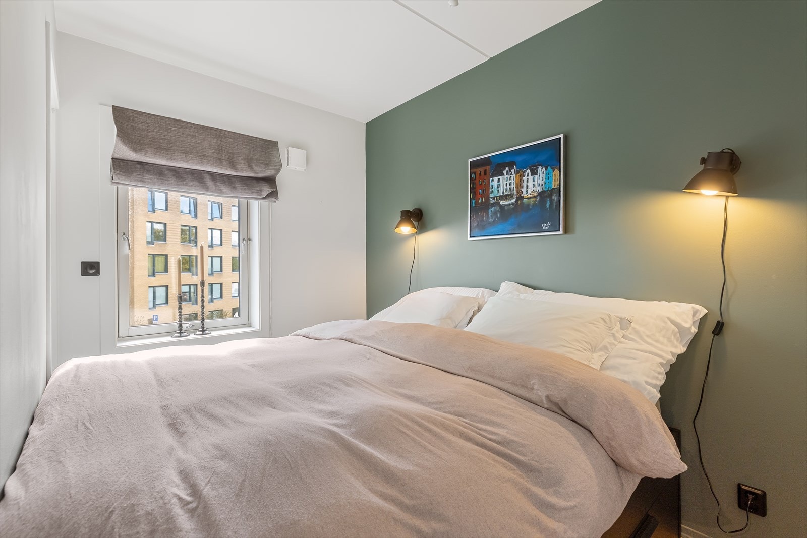 Det er god plass til dobbeltseng med tilhørende nattbord på hver side. Galleribilde