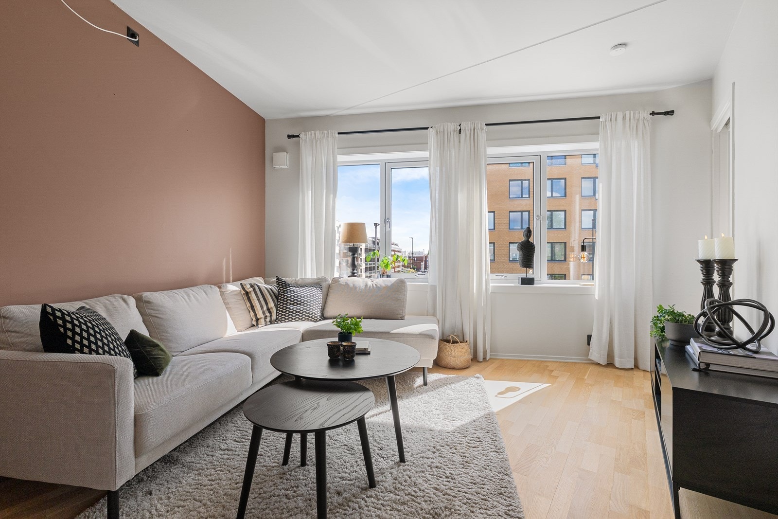 Leiligheten ligger i 3. etasje og inneholder entré, kjøkken, stue, bad og soverom. Galleribilde