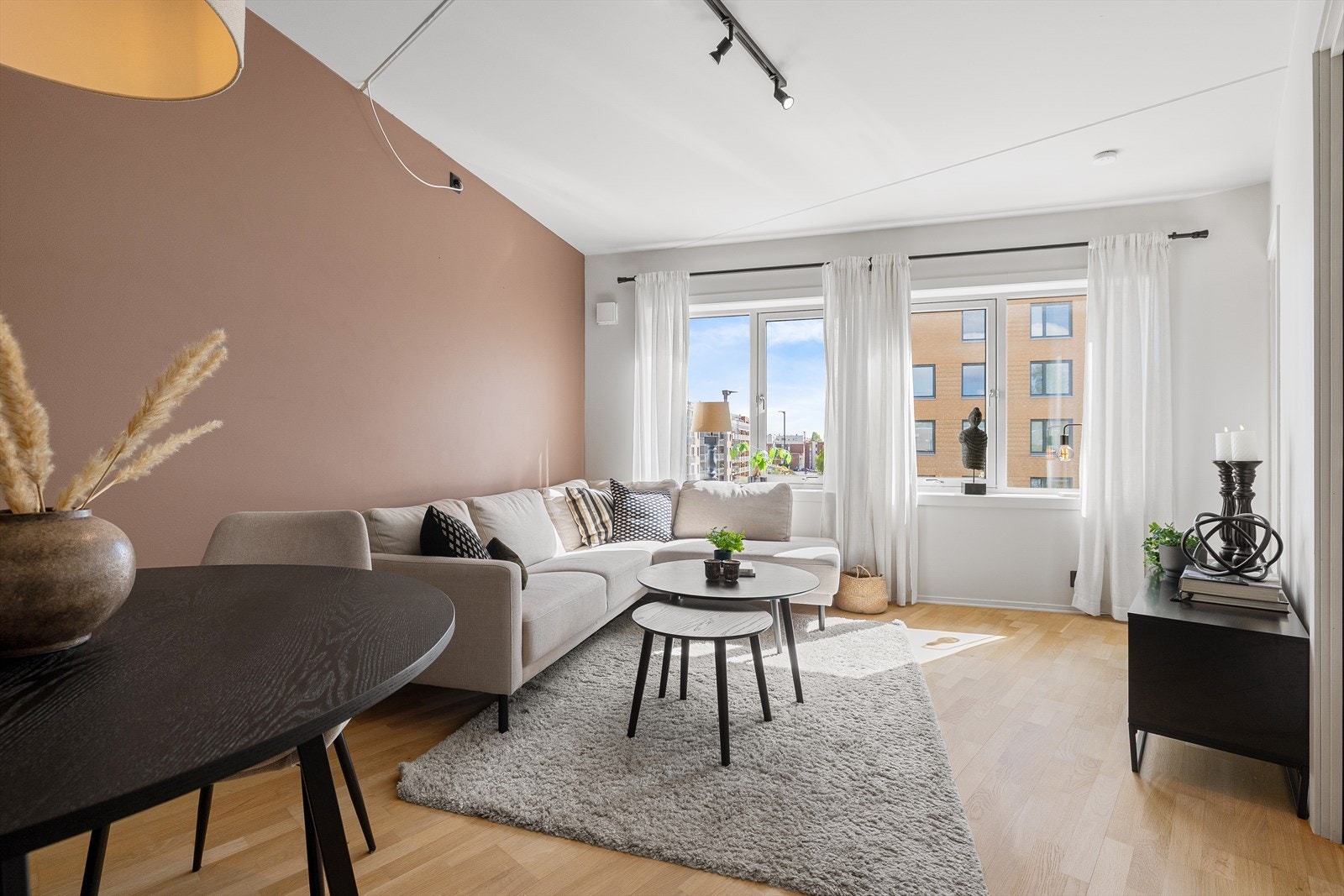 Stine Lilly Horgen har gleden av å presentere Maridalsveien 221. Foto Trond Walsø. Galleribilde