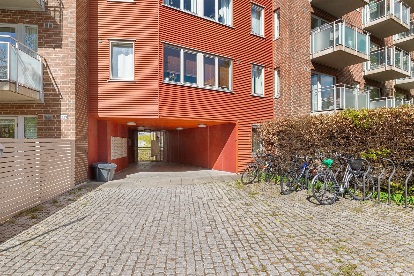 Pent opparbeidet inngangsparti med brostein og sykkelparkering. Galleribilde