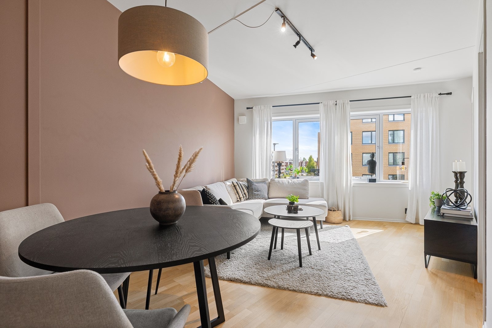 I stuen er det god plass til sofa med tilhørende stuemøblement og spisebord. Galleribilde