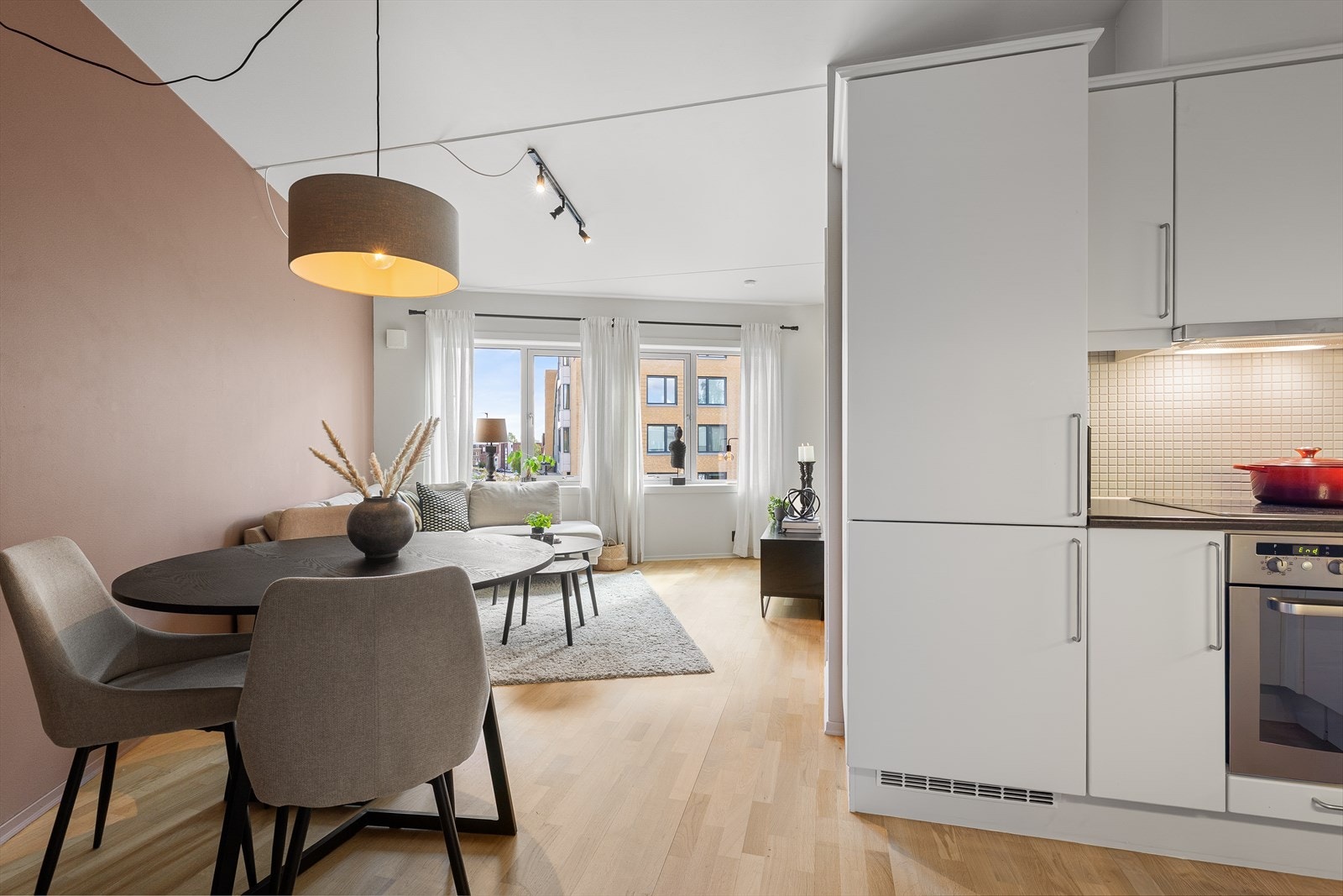 Overflatene i leiligheten ble pusset opp i 2023 med slipt og lakkert parkett og malte vegger. Veggene er holdt i lune, tidsriktige fargevalg. Galleribilde