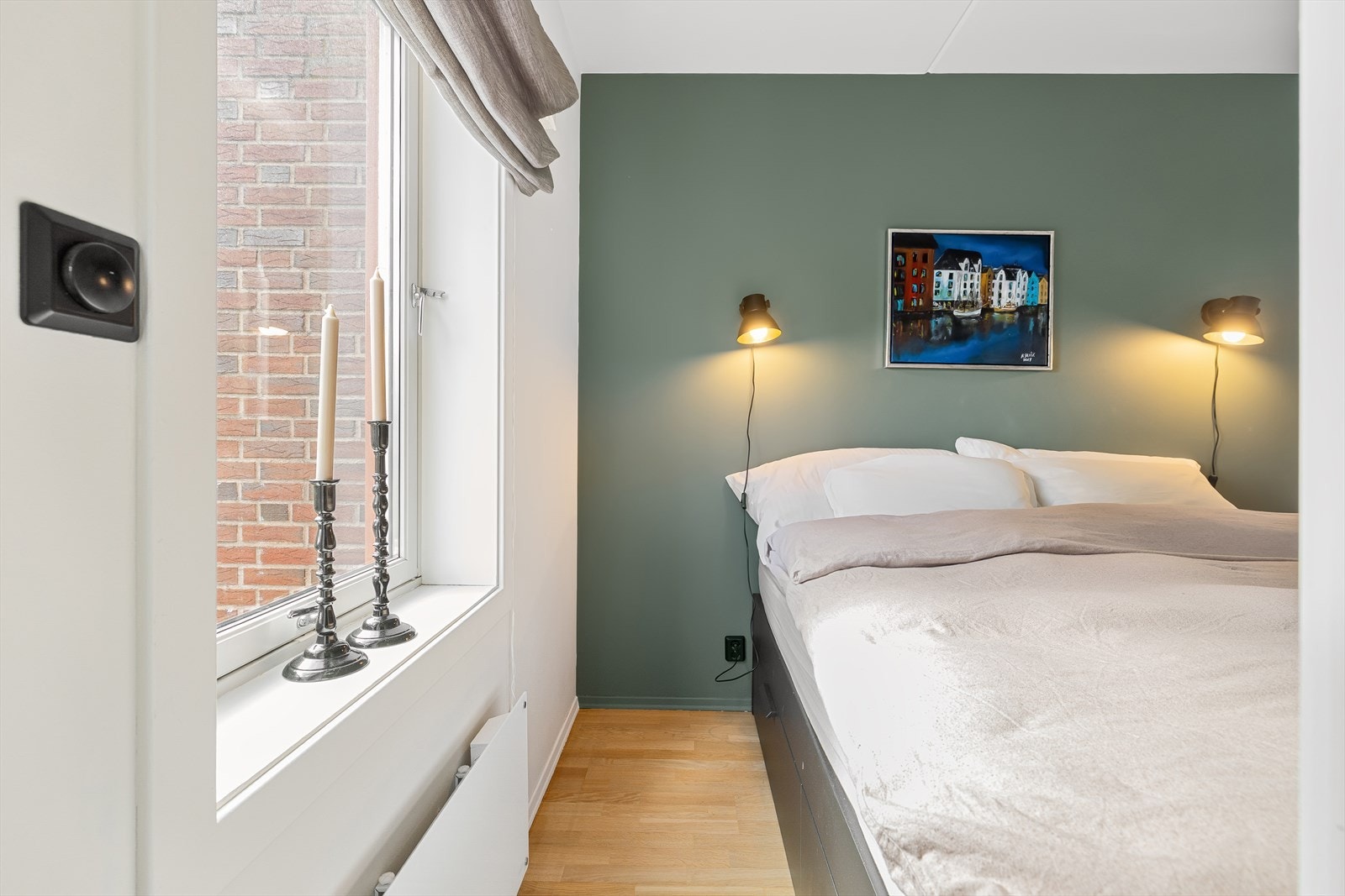 Stort vindu sikrer godt lysinnslipp. Galleribilde