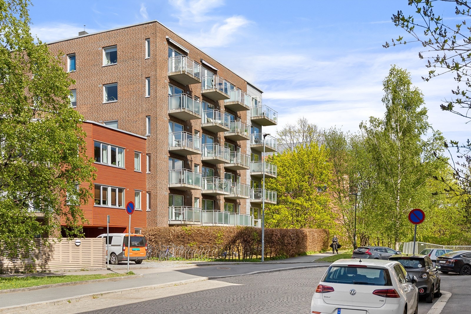 Fasade - Det er svært godt tilbud av offentlig kommunikasjon i nærområdet med både buss-, trikk- og t-bane. Du kommer deg enkelt til sentrum på ca. 20 minutter. Galleribilde