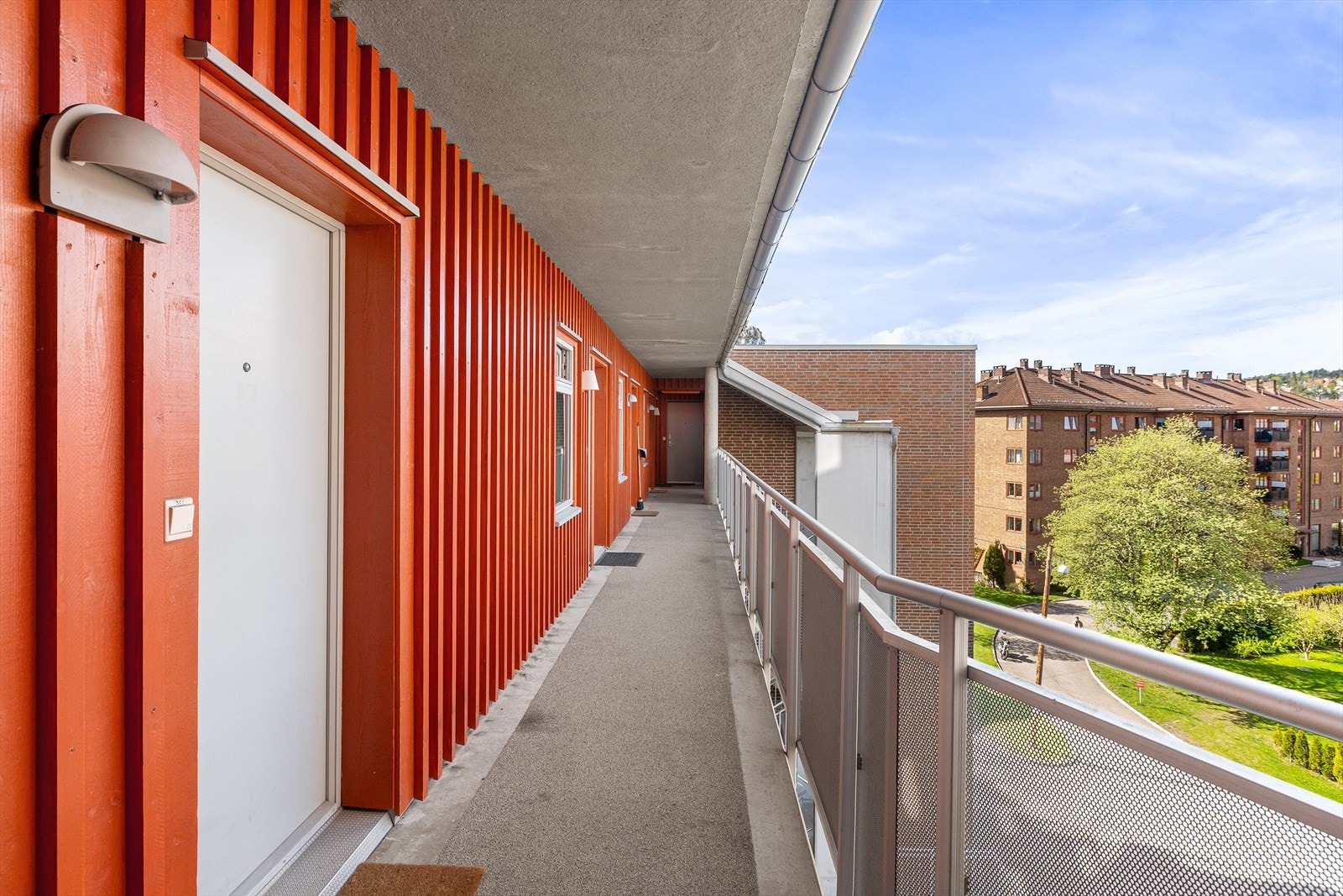 Til leiligheten er det adkomst via svalgang. Galleribilde