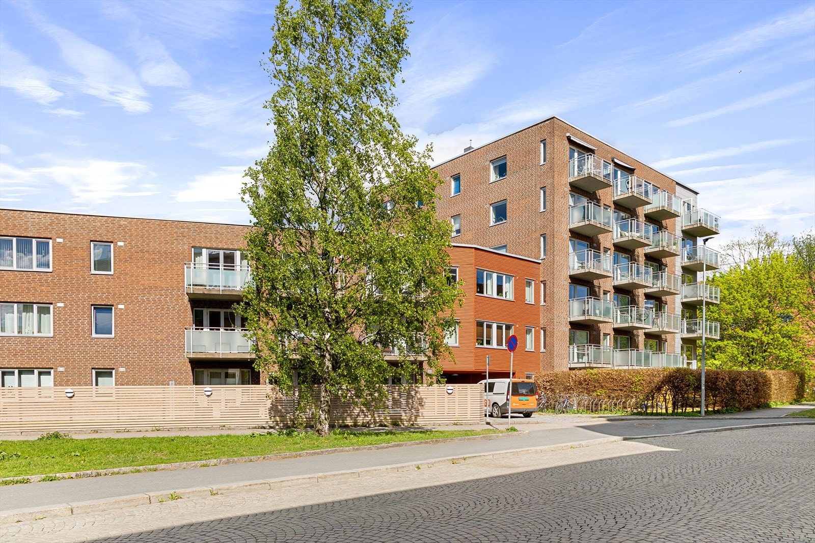 Bygg oppført i 2006 med moderne fasiliteter. Galleribilde