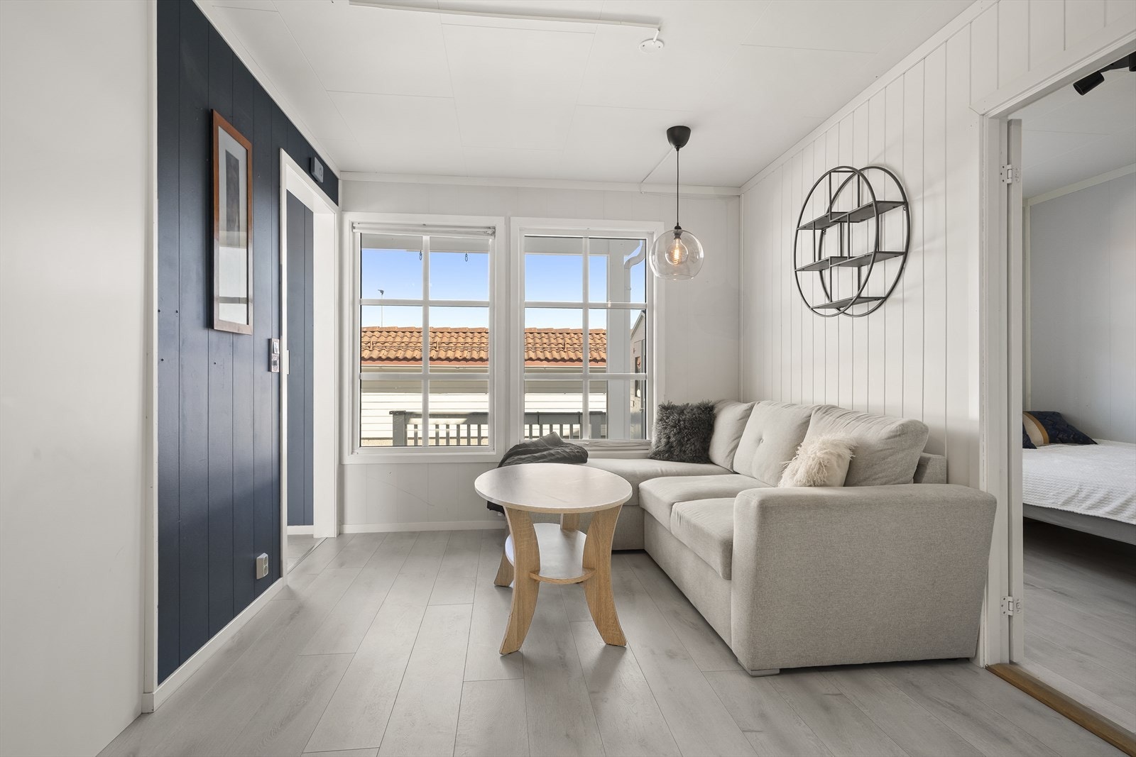 Stuen har laminatgulv og lyse overflater som bidrar til en moderne og innbydende helhet. Galleribilde