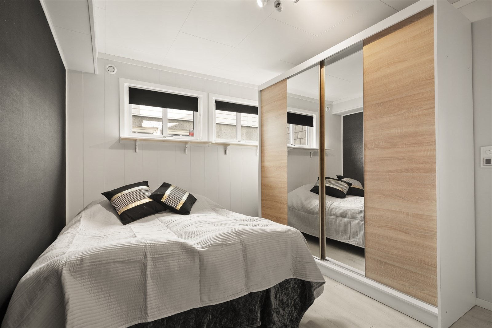 Hovedsoverom med skyvedørsgarderobe og plass til dobbeltseng. Galleribilde