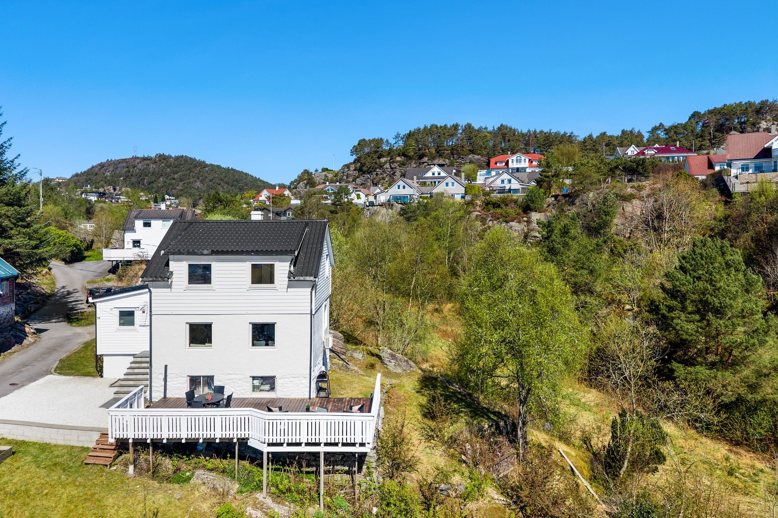 - Stor tomt på 1 345 kvm, biloppstillingsplass ved inngangsparti samt carport og biloppstillingsplass på baksiden av huset - Galleribilde
