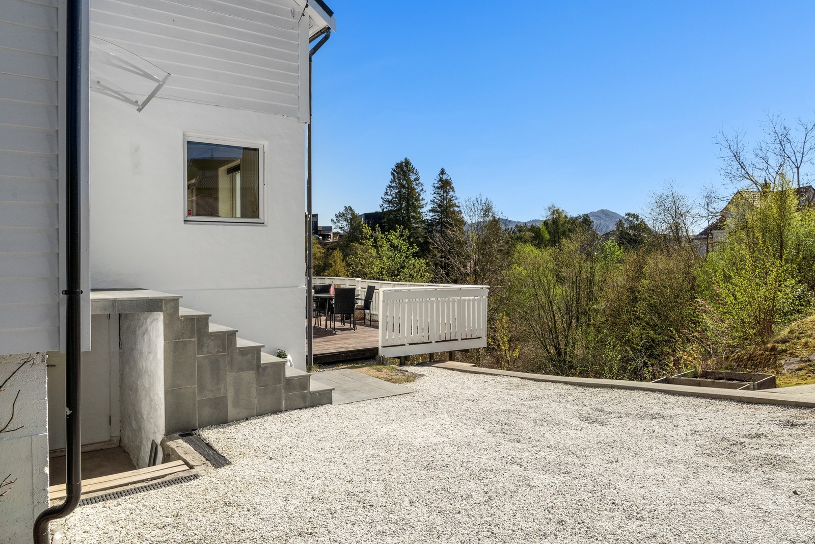 - Gruset biloppstillingsplass, inngang til kjeller - Galleribilde