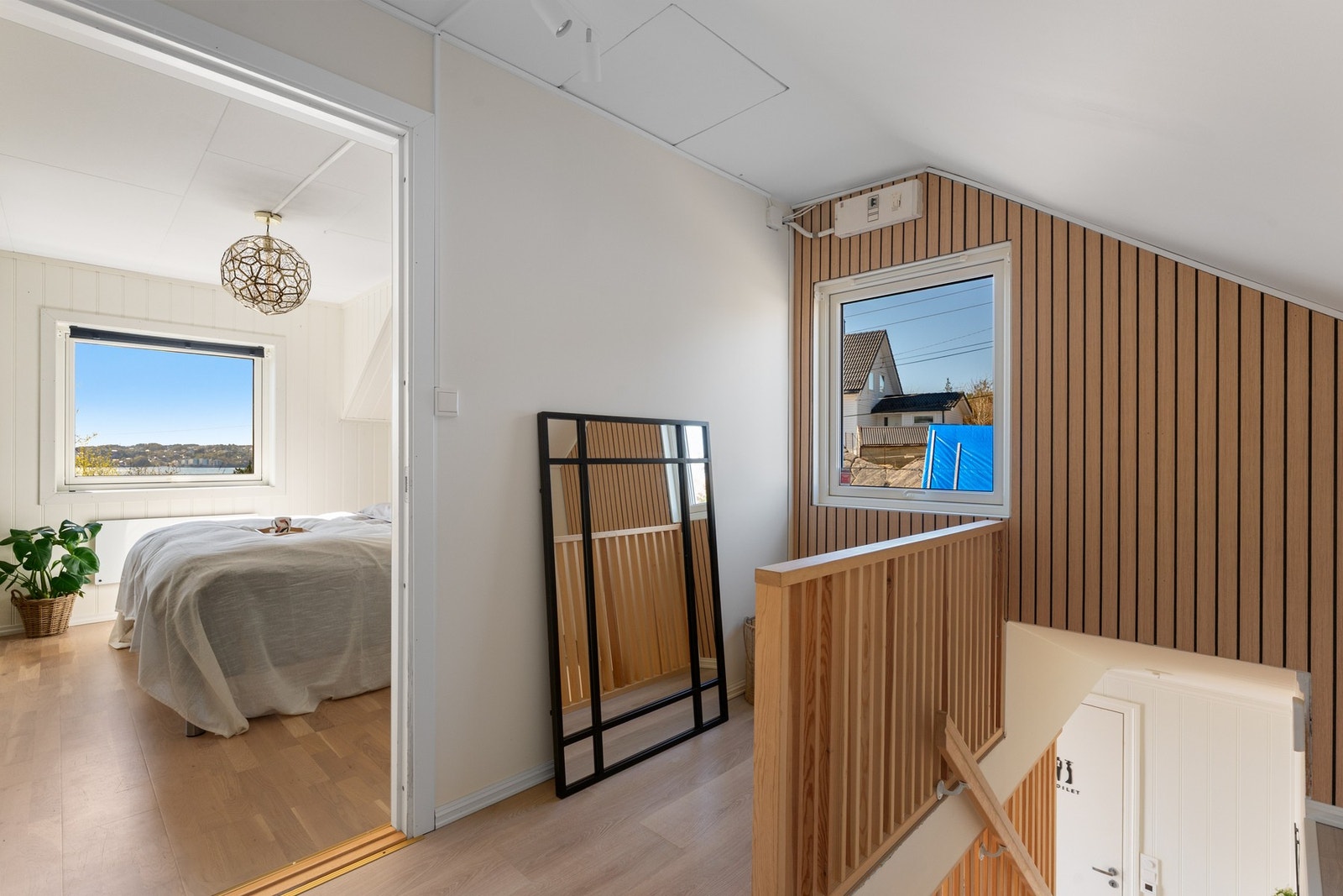 - 2.etasje består av gang, mellomgang og to store soverom - Galleribilde
