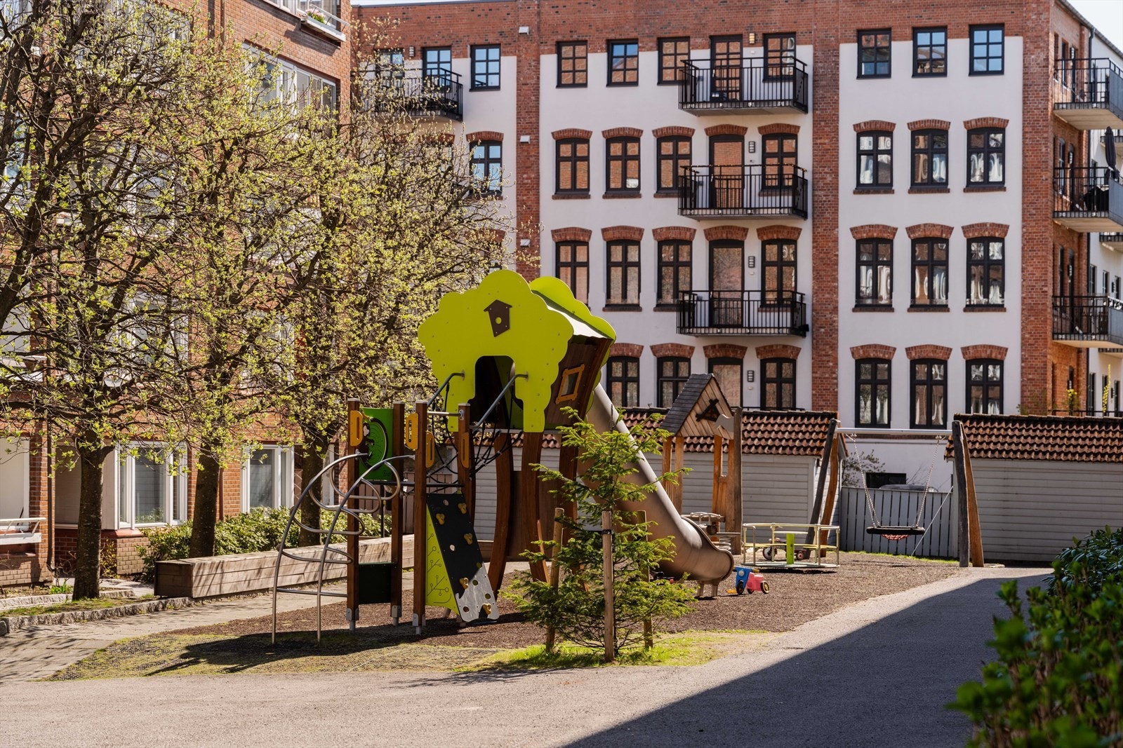I bakgården finner du en fin lekeplass for de minste Galleribilde
