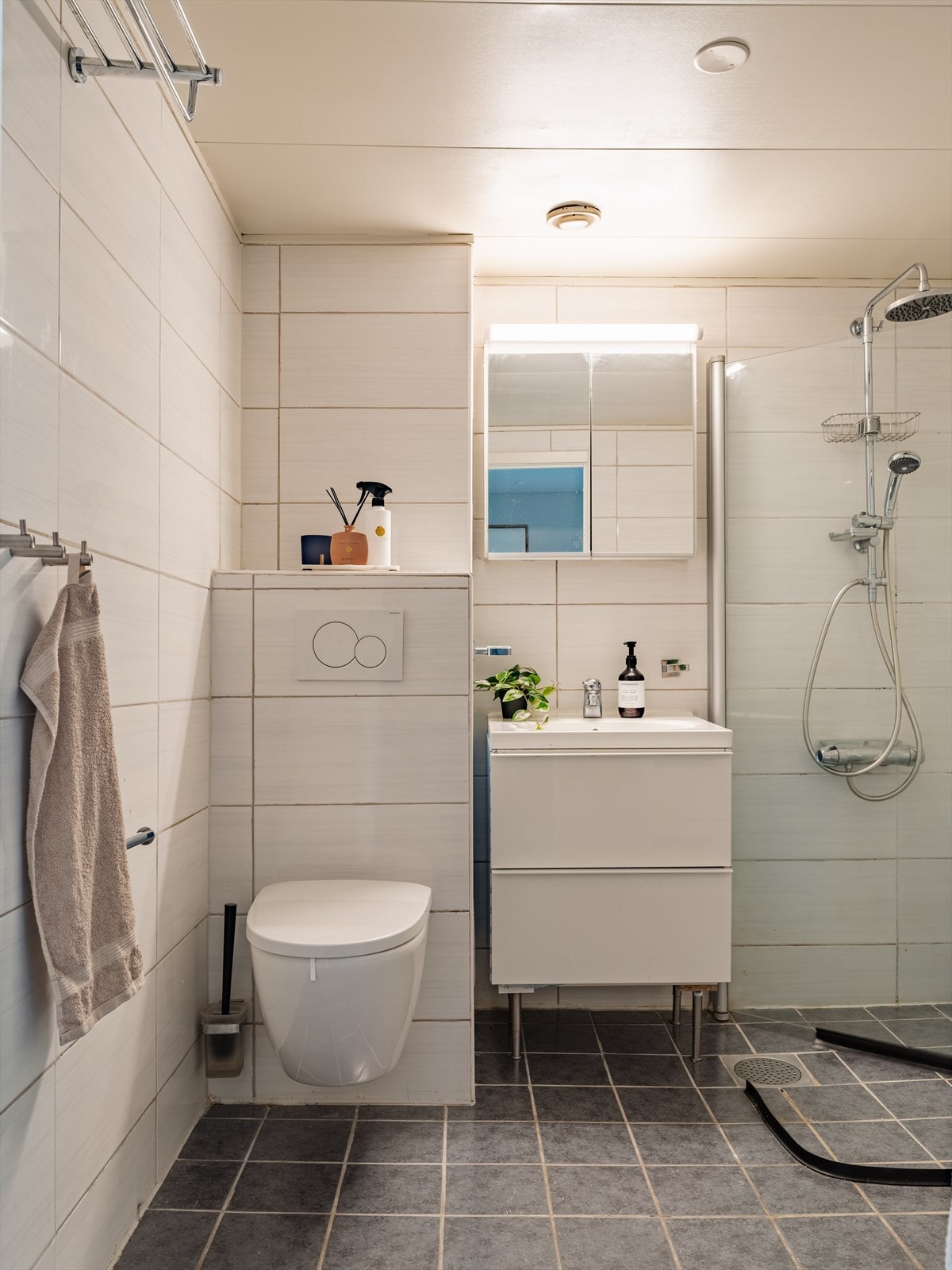 Badet er av god størrelse og er flislagt. Galleribilde