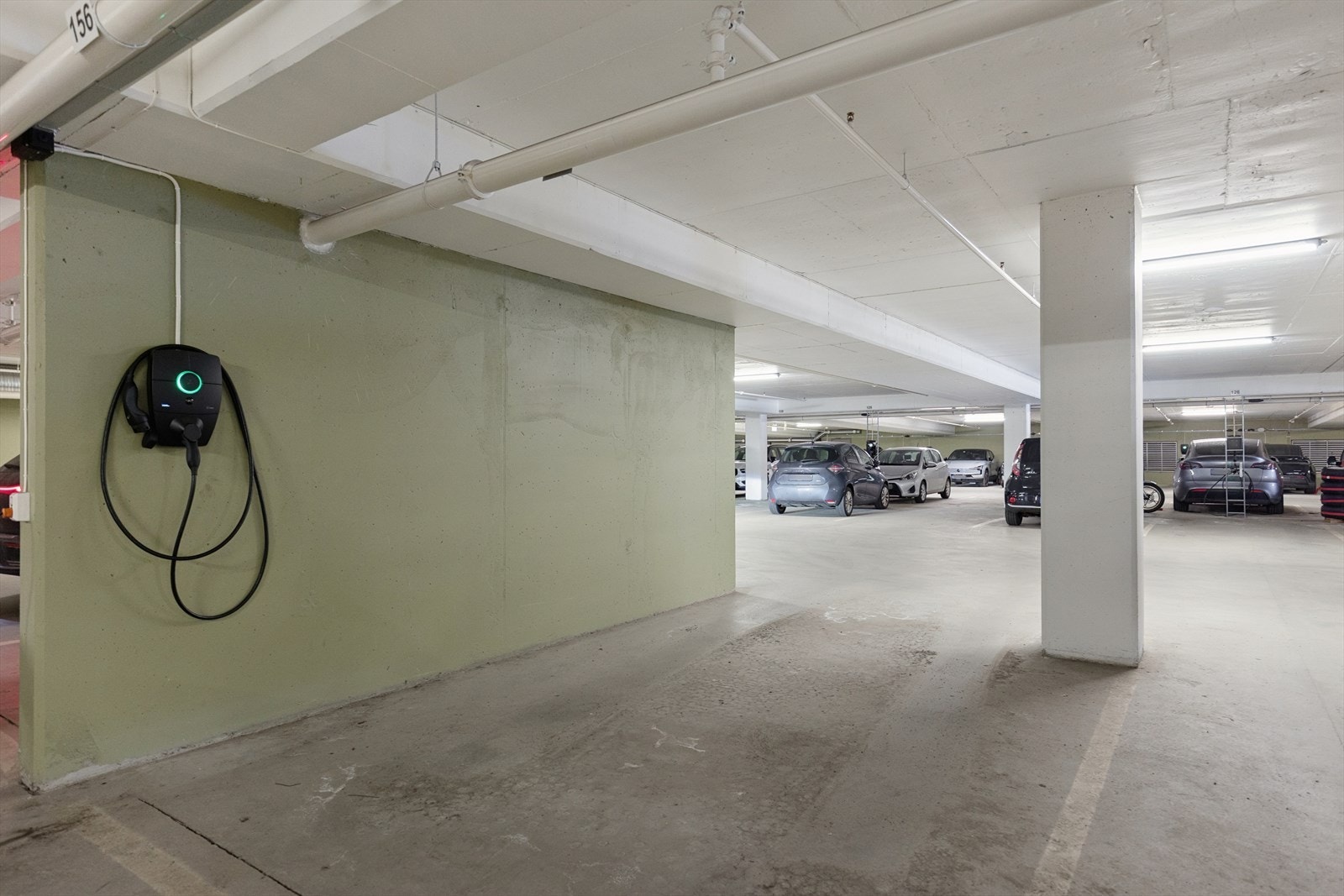 Leiligheten disponerer en fast plass i oppvarmet garasjeanlegg. Egen elbillader er montert. Galleribilde
