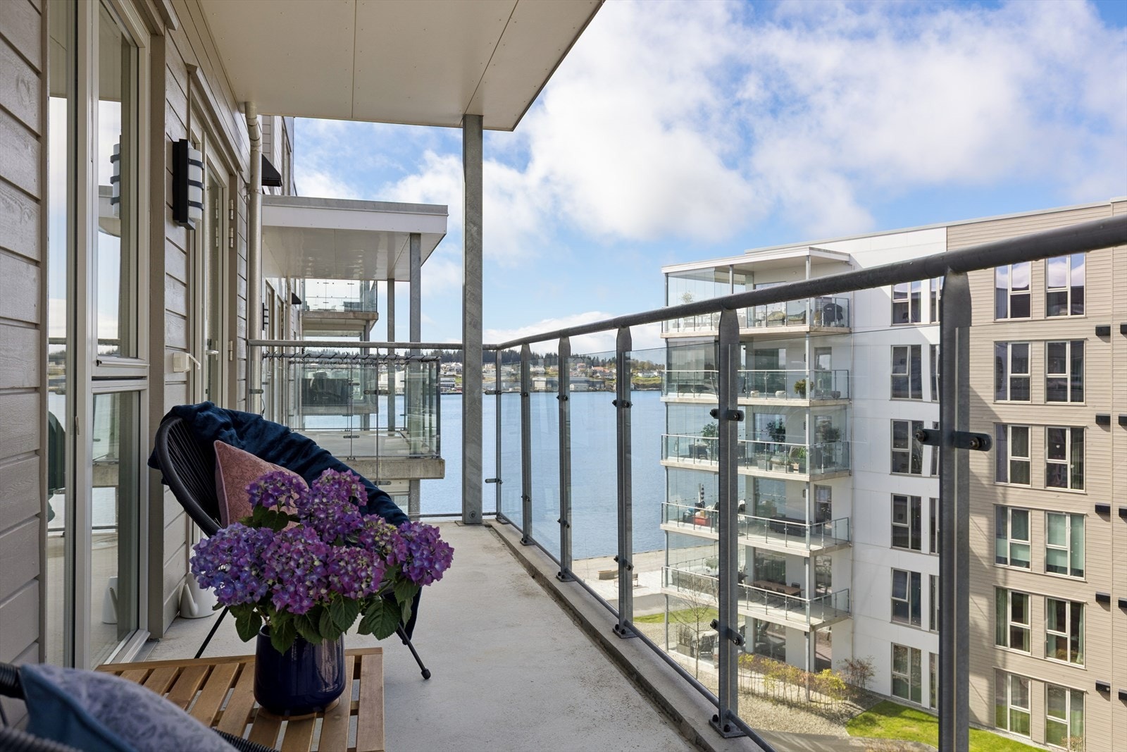 Fra balkongen har du utsikt mot sjøen og nærområdet. Galleribilde