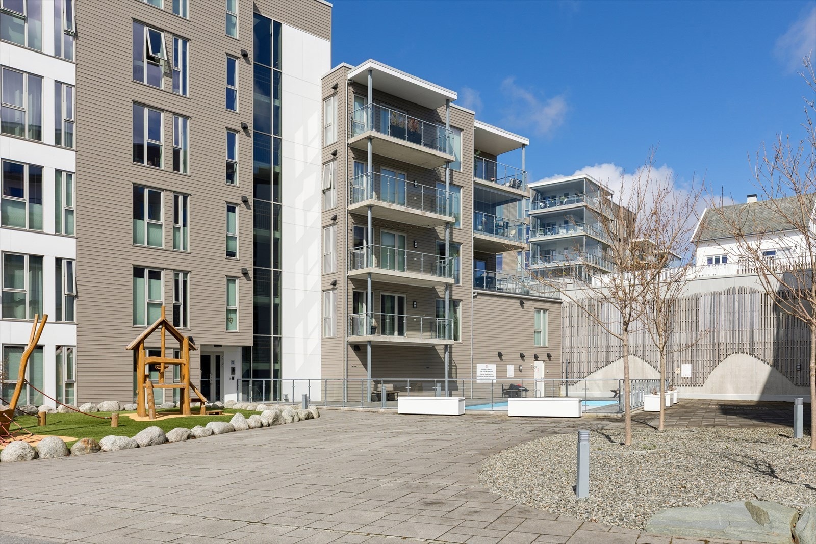 Barnevennlig fellesområde med lekeplass og grøntarealer. Galleribilde