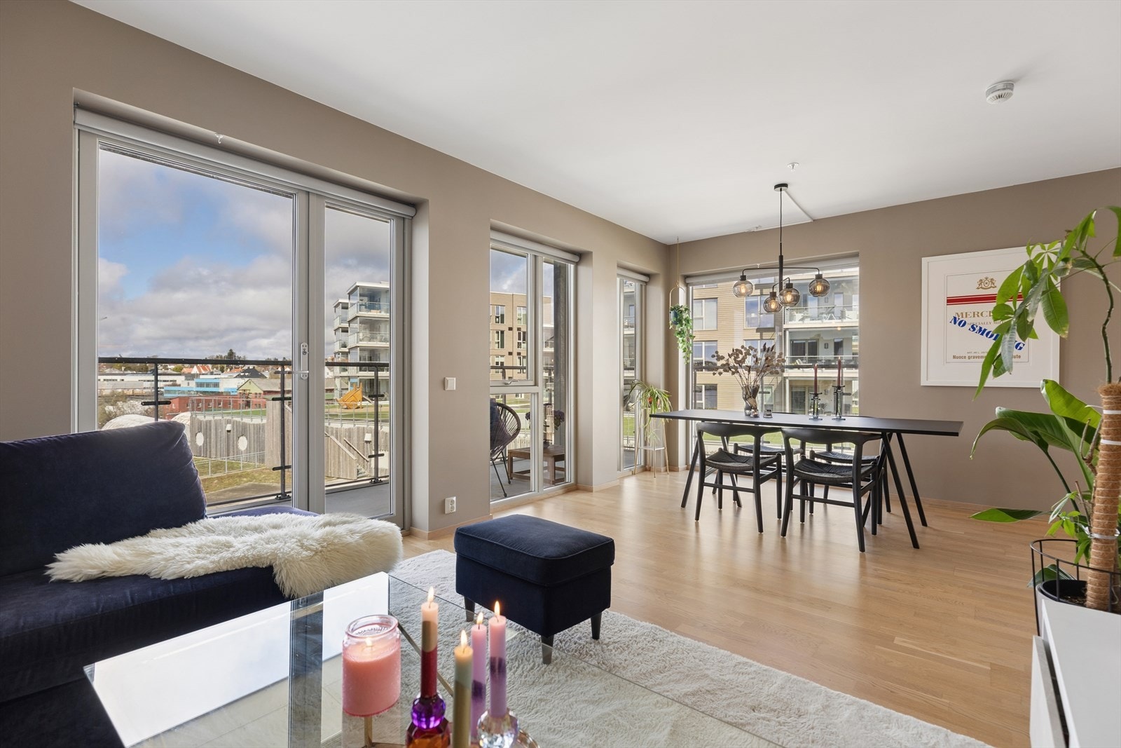Stuen har en åpen løsning mot spisestuen, med utgang til en av leilighetens balkonger. Galleribilde