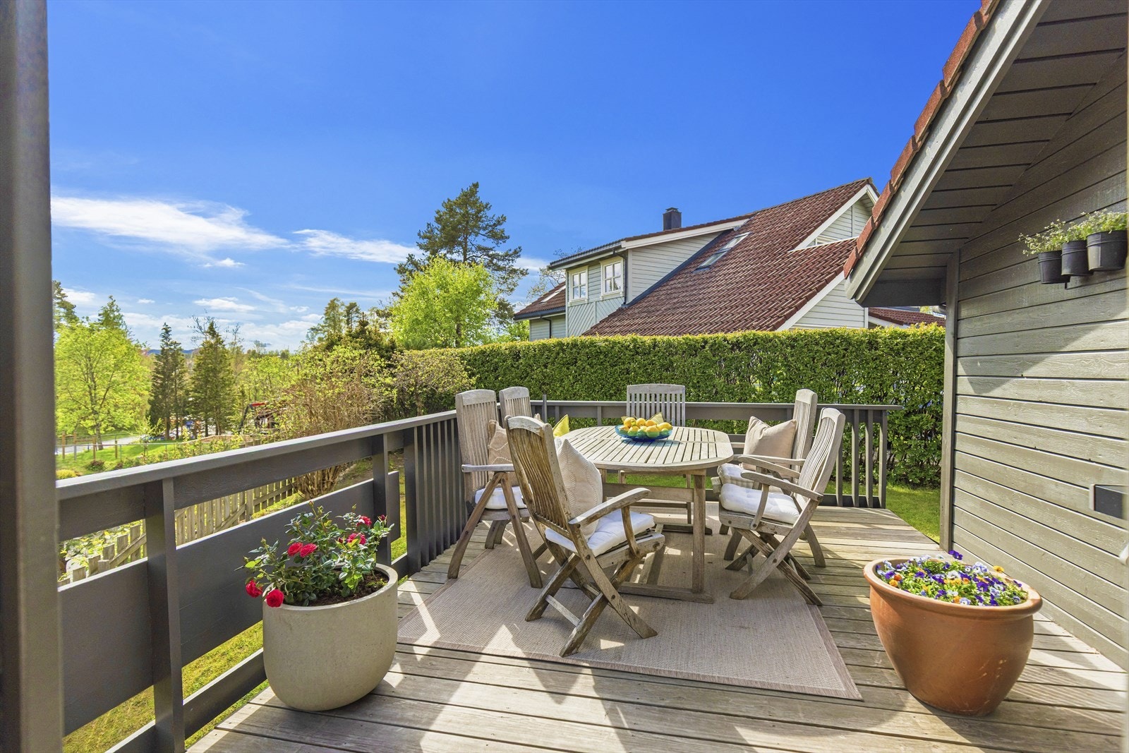 Verandaen er en forlengelse av stuen og har god plass til både sittegruppe og grill. Galleribilde