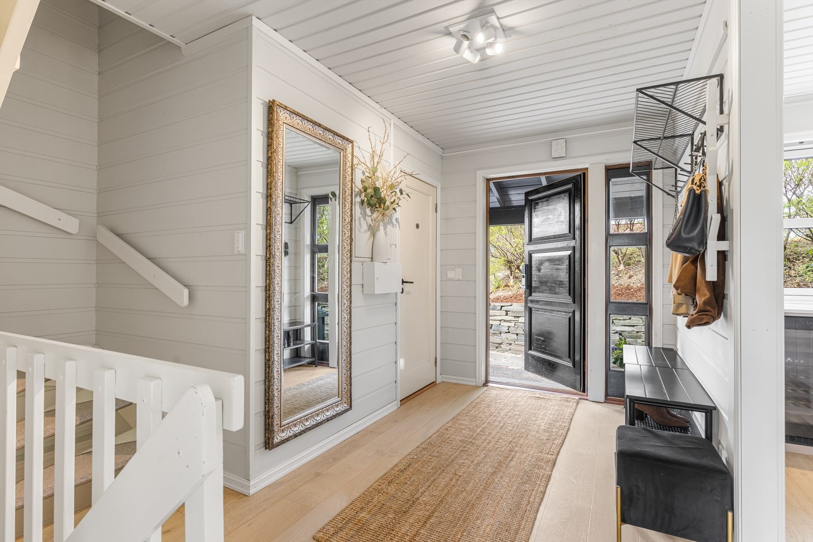 Innbydende entré med trappeforbindelse til de øvrige etasjene. Galleribilde