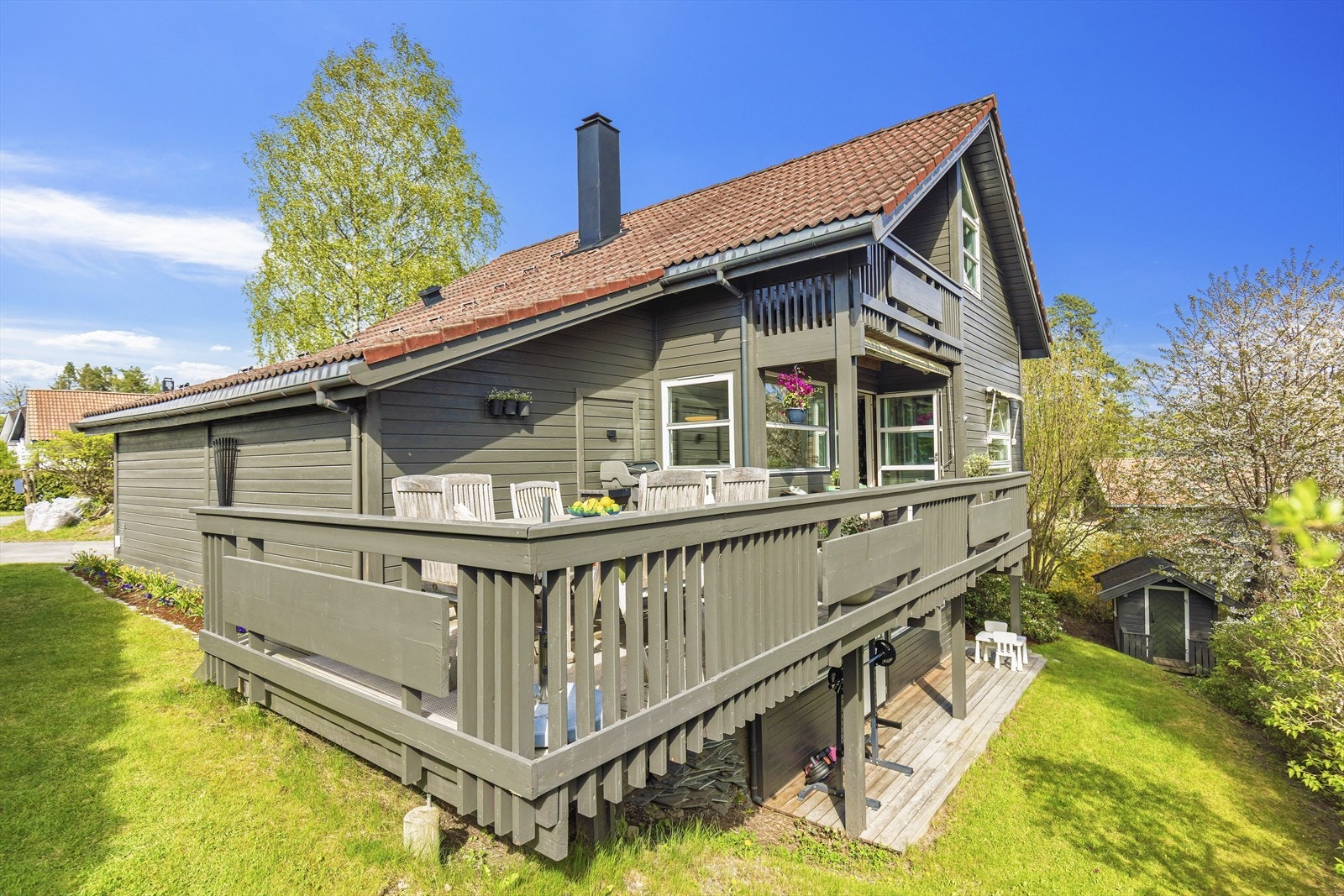 Eiendommen ligger i et barnevennlig område og har en opparbeidet hage med plen og beplantning. Galleribilde