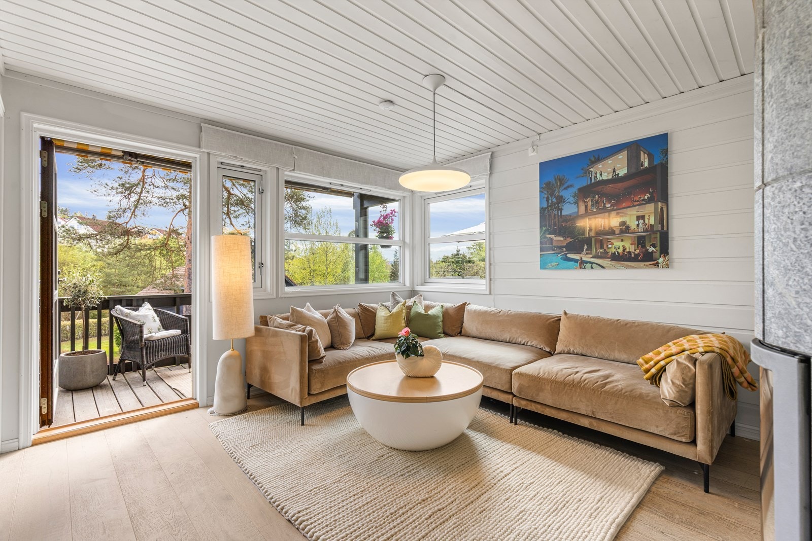 Fra stuen er det utgang til en veranda på cirka 22 kvadratmeter. Galleribilde