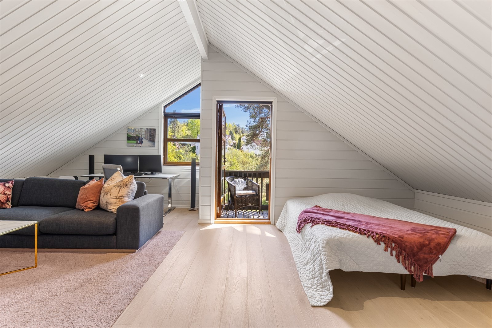 Loftstuen er en fleksibel sone med utgang til balkong. Galleribilde