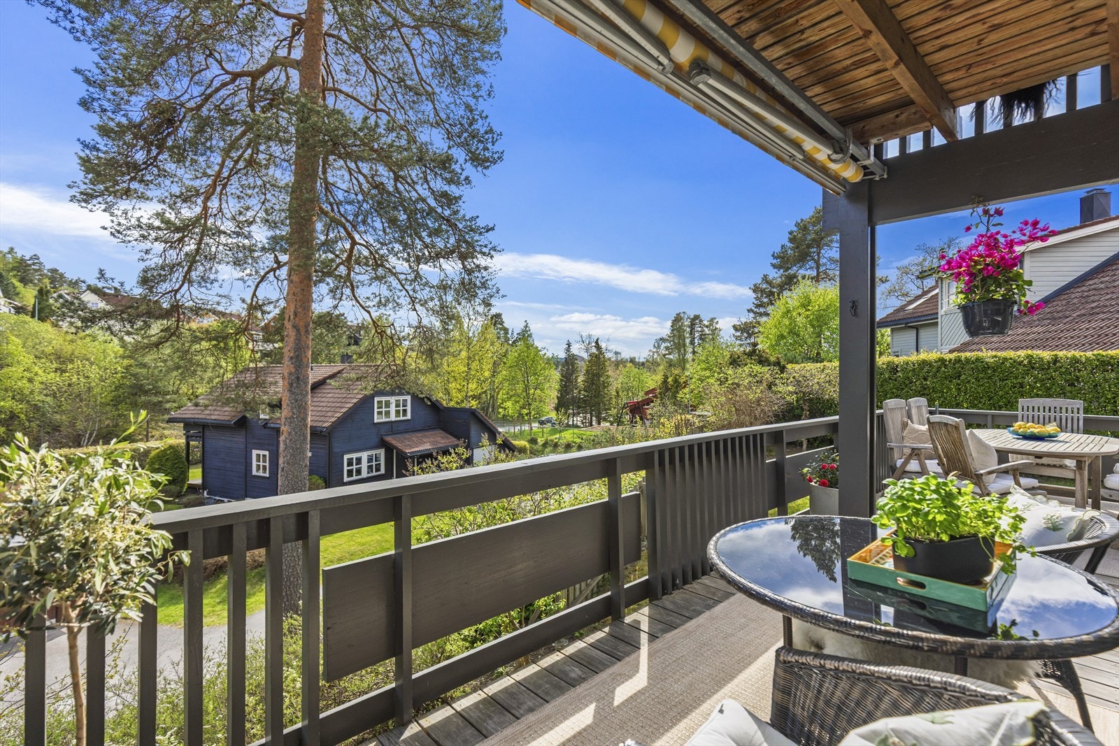 Boligen har flere private uteplasser som til sammen utgjør 37 kvadratmeter, fordelt på terrasse, veranda og balkong. Galleribilde