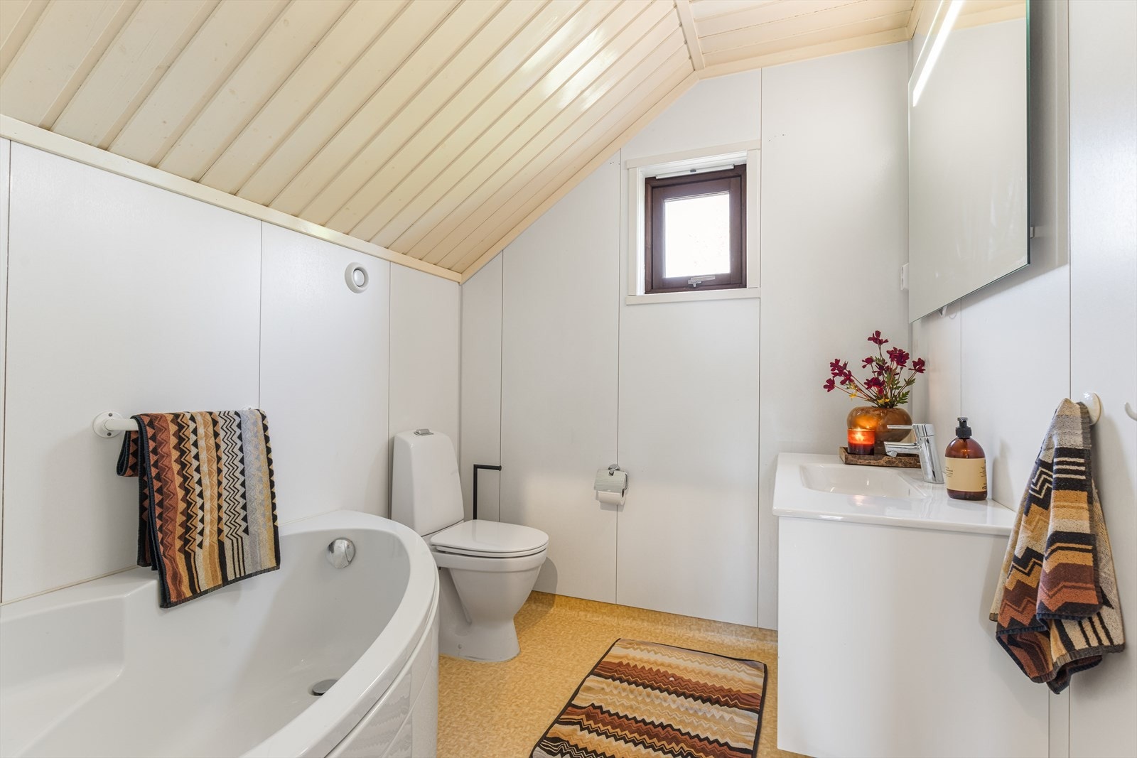 Badet på loftet er utstyrt med badekar, servant og toalett. Veggene har baderomsplater og gulvet har vinylbelegg. Galleribilde