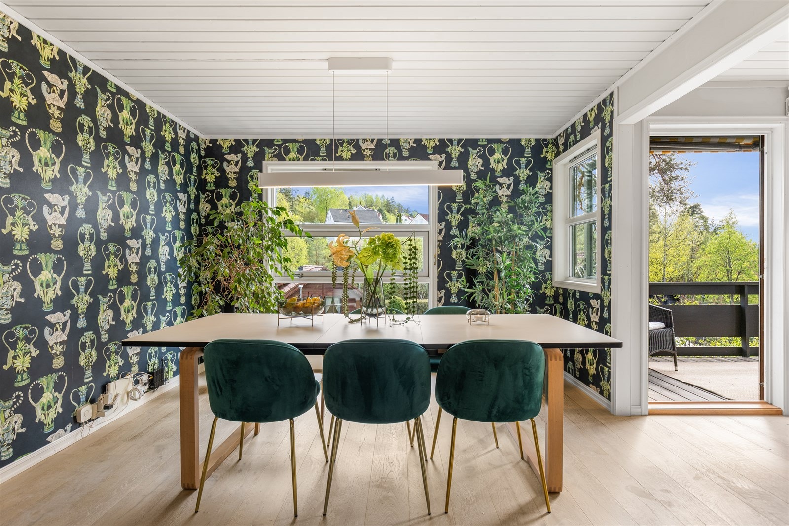 Spisestuen har god plass til langbord og har direkte utgang til verandaen. Galleribilde