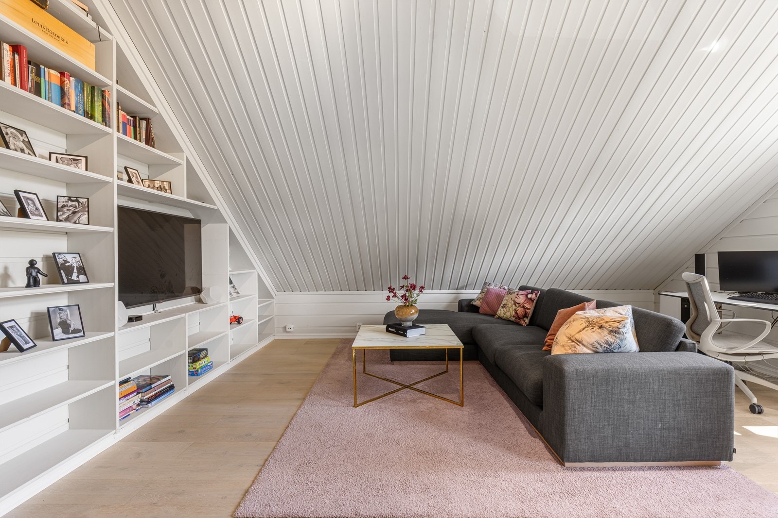 Plassbygde hyller gir rikelig med oppbevaring og utnytter plassen i loftstuen optimalt. Galleribilde