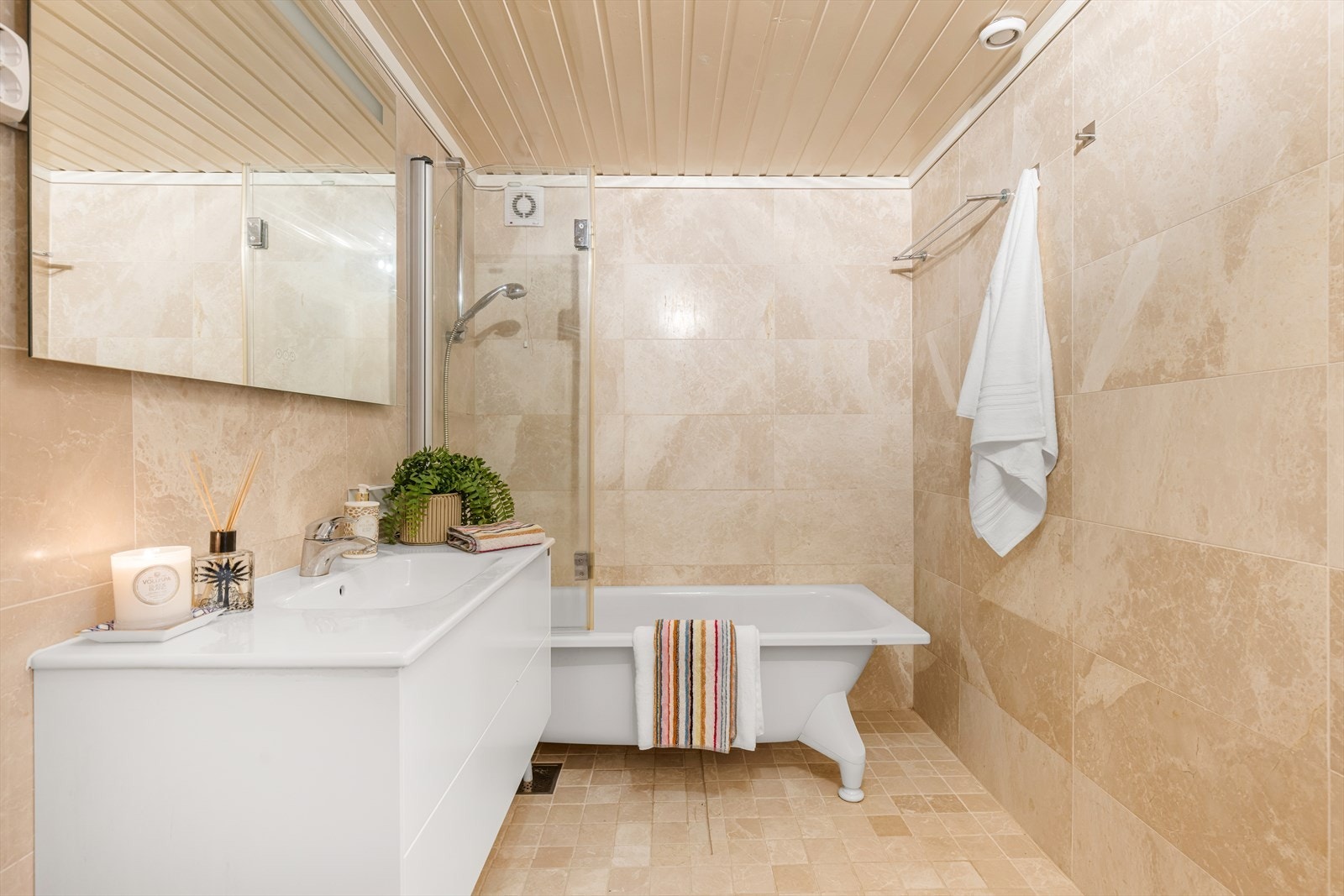 Badet i underetasjen ble oppgradert i 2013 og har flislagte overflater, badekar og elektriske varmekabler i gulvet. Galleribilde