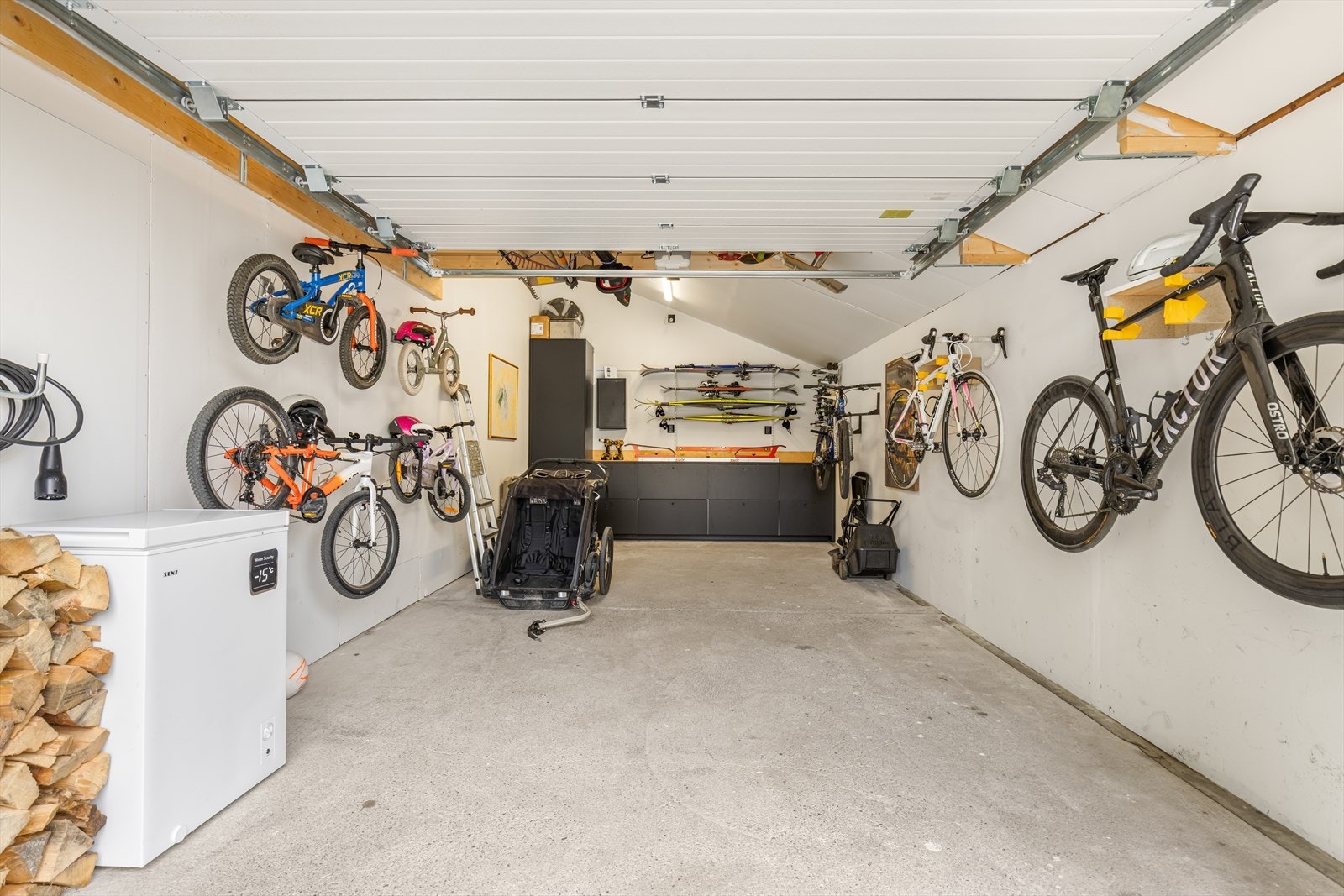 Den integrerte garasjen gir god plass til både bil og oppbevaring av sportsutstyr. Galleribilde