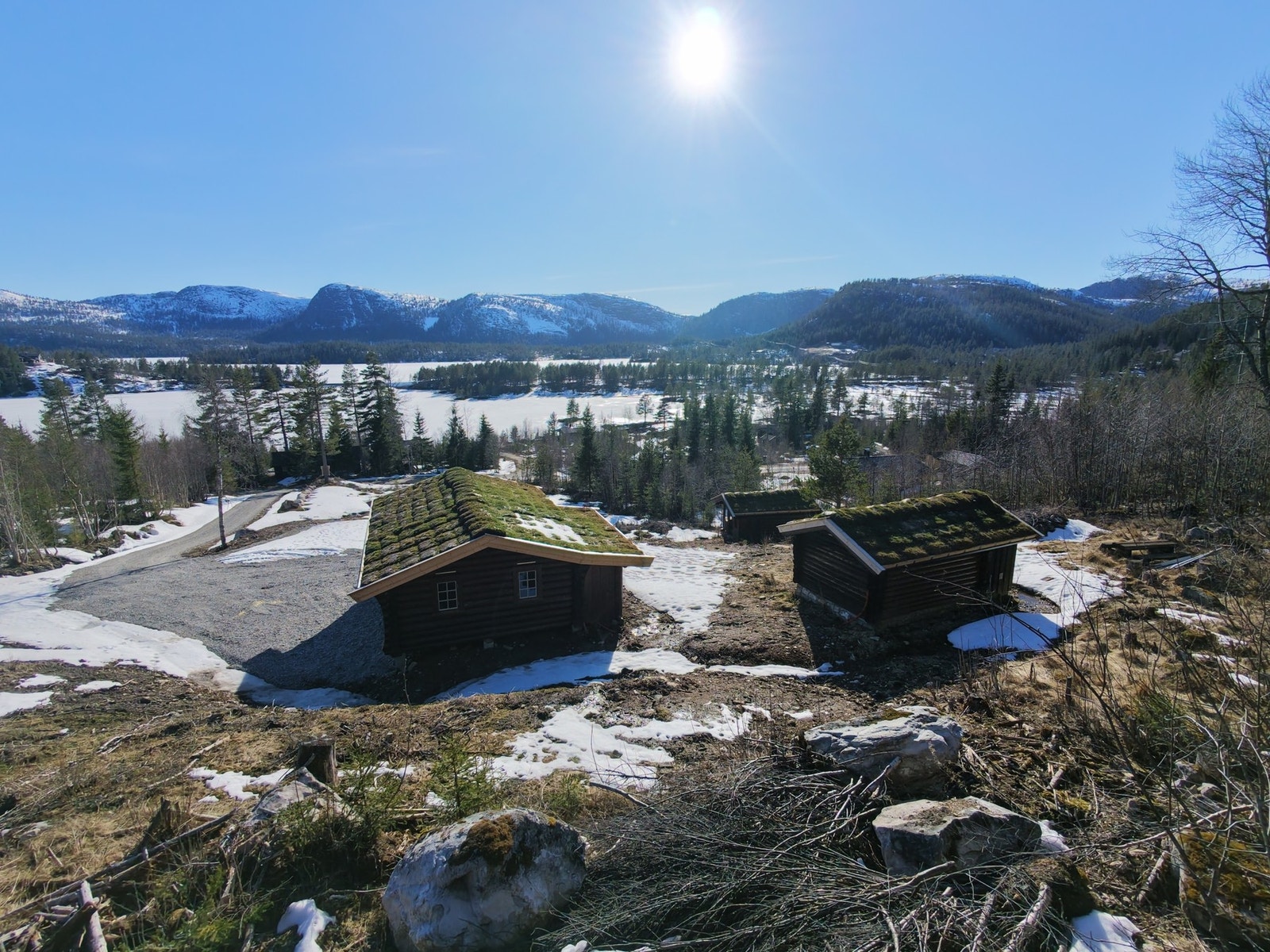 Eiendommen ligger ca 600 moh og det er flotte usiktsforhold over Birtevatn og fjellområdene i bakkant. Rett til båtfeste. Galleribilde