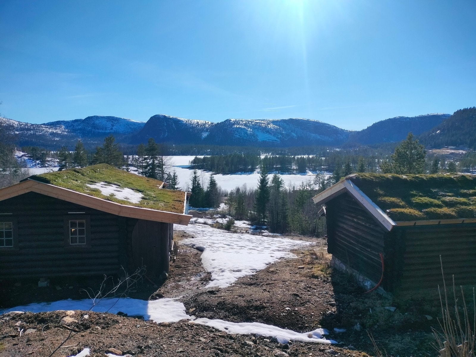 Bildene er tatt av selger en deilig vårdag i april - området er snøsikkert og gjennom hele vinteren er det oppkjørte skiløyper like nedenfor eiendommen. Galleribilde
