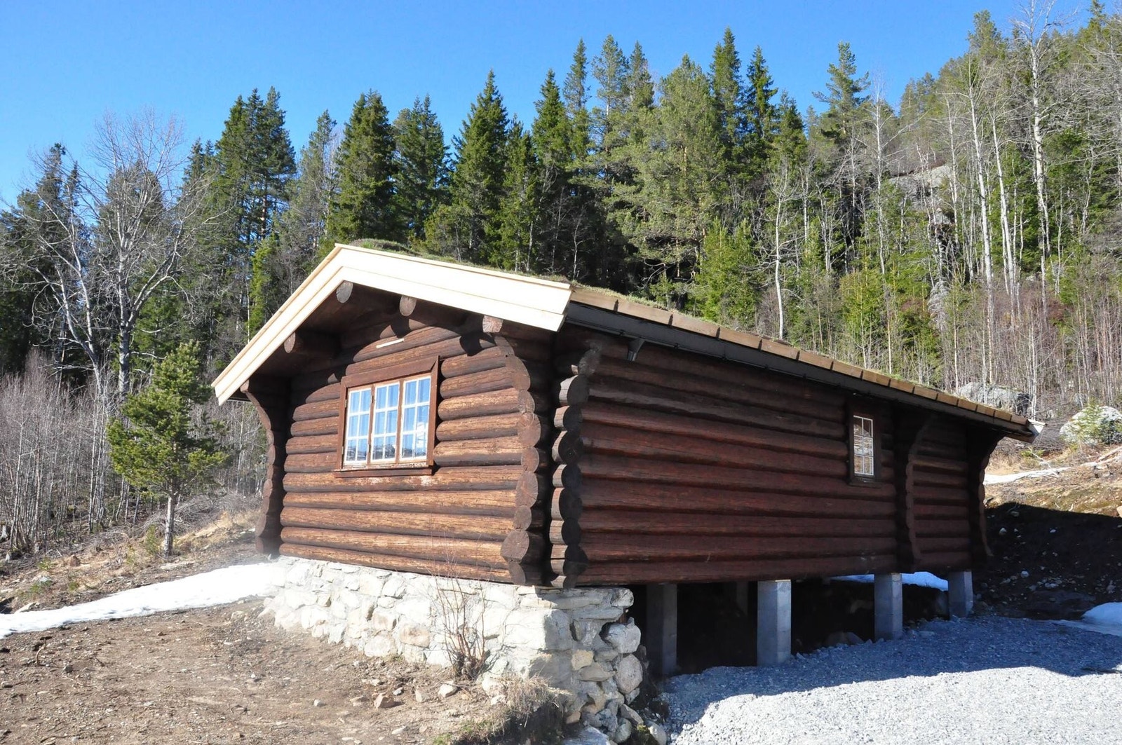 Flere av fundamentene under hytta er nylig fornyet. Galleribilde