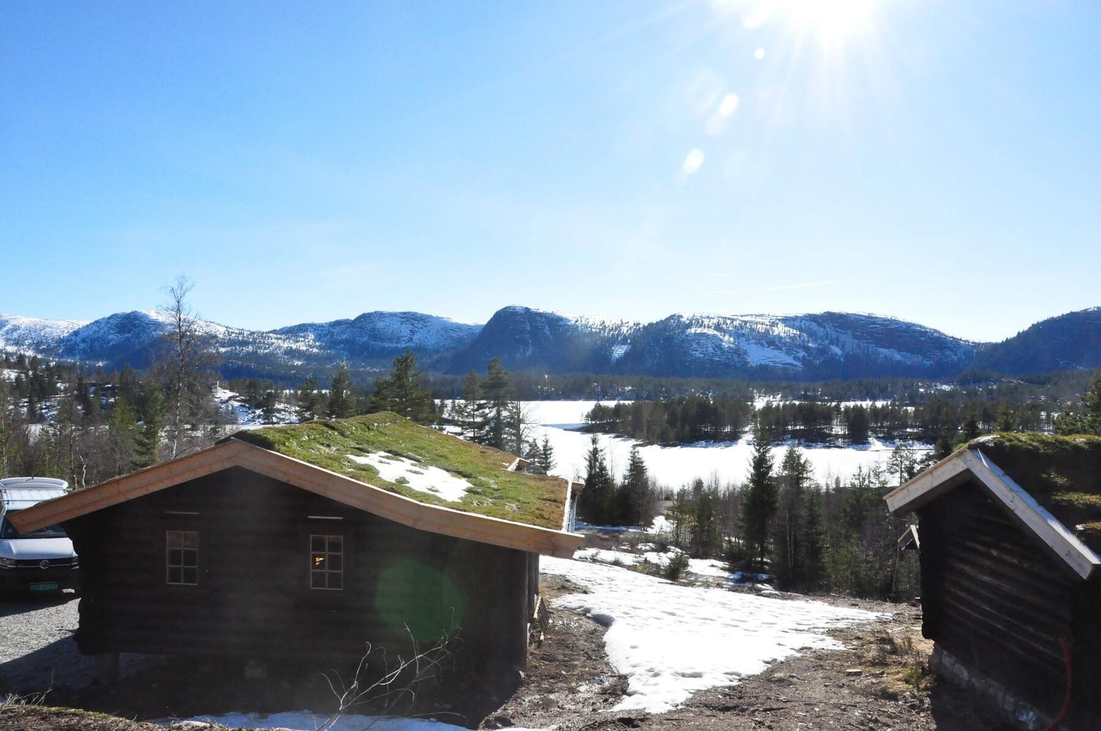 Eiendommen ligger vestvendt i Øvre Birtedalen, ikke langt fra den kjent gården Kvipt. Meget gode sol- og utsiktsforhold. Galleribilde