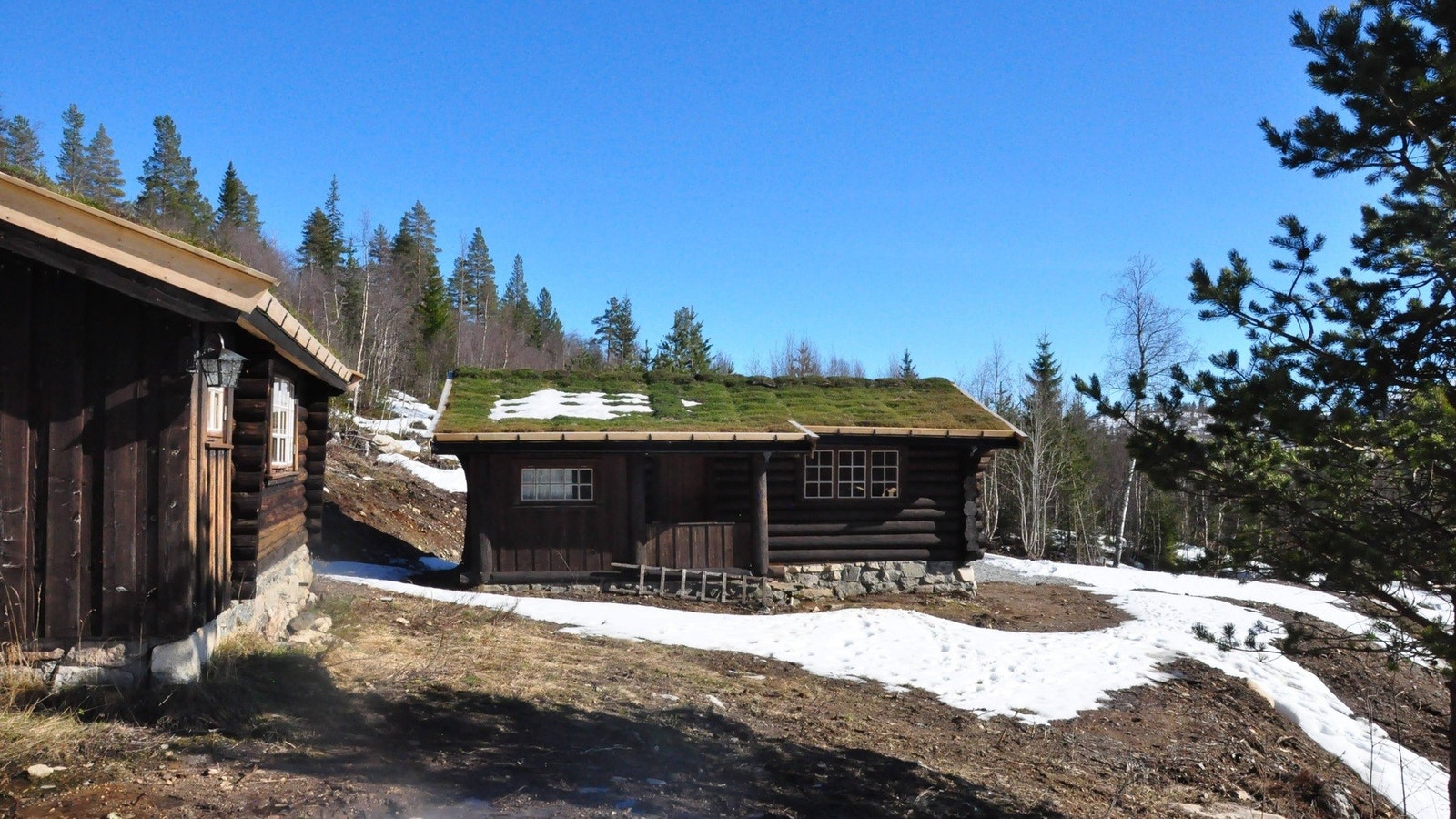 Annekset i venstre bildekant. Galleribilde