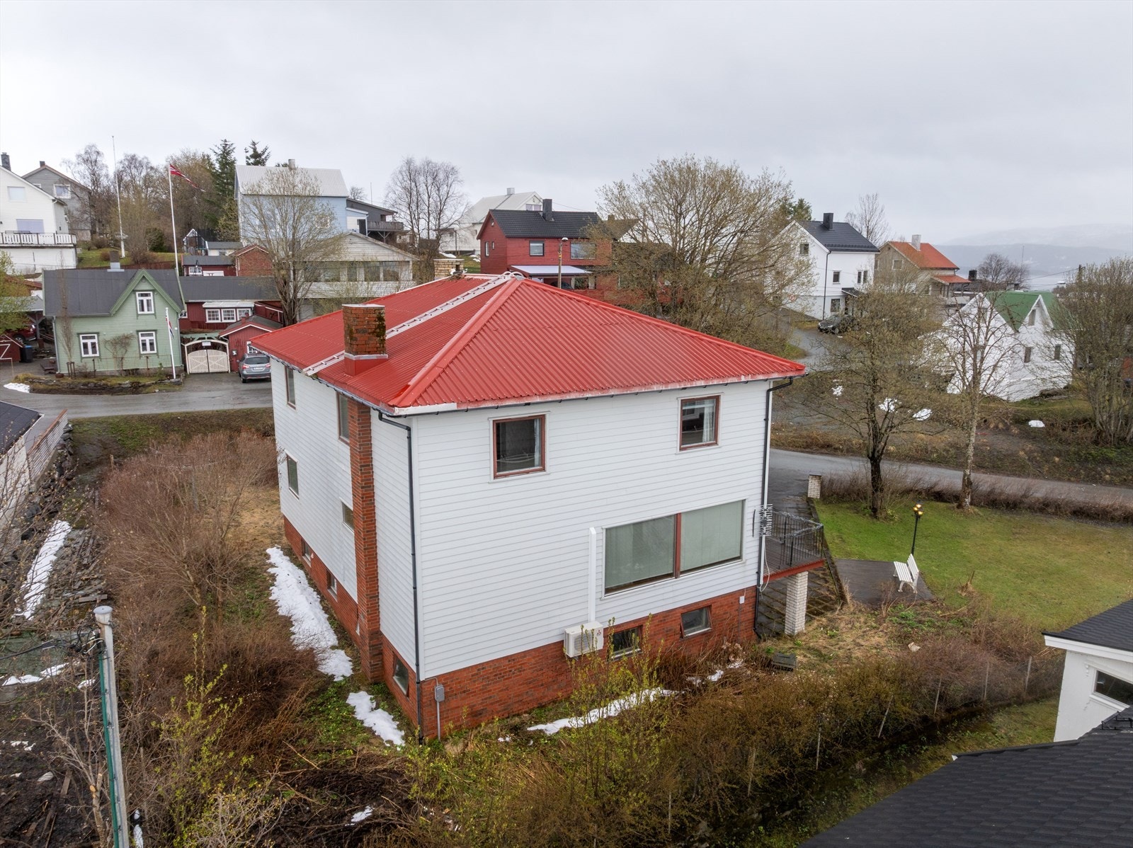 Området har også nærhet til skoler, barnehager og gode kollektivforbindelser, noe som gjør hverdagen praktisk og effektiv. Galleribilde