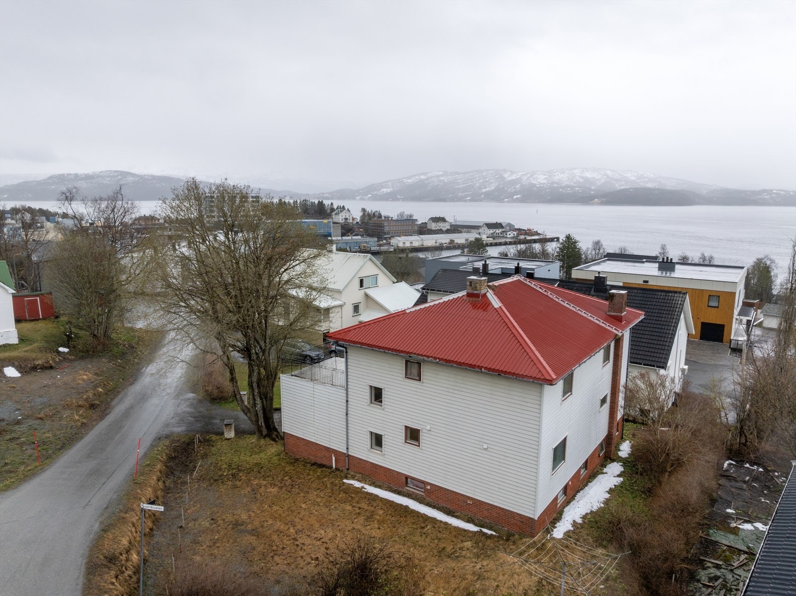 Det er flere tur- og rekreasjonsmuligheter i nærheten, med fine grøntområder og turstier som gir gode muligheter for både mosjon og friluftsliv året rundt. Galleribilde