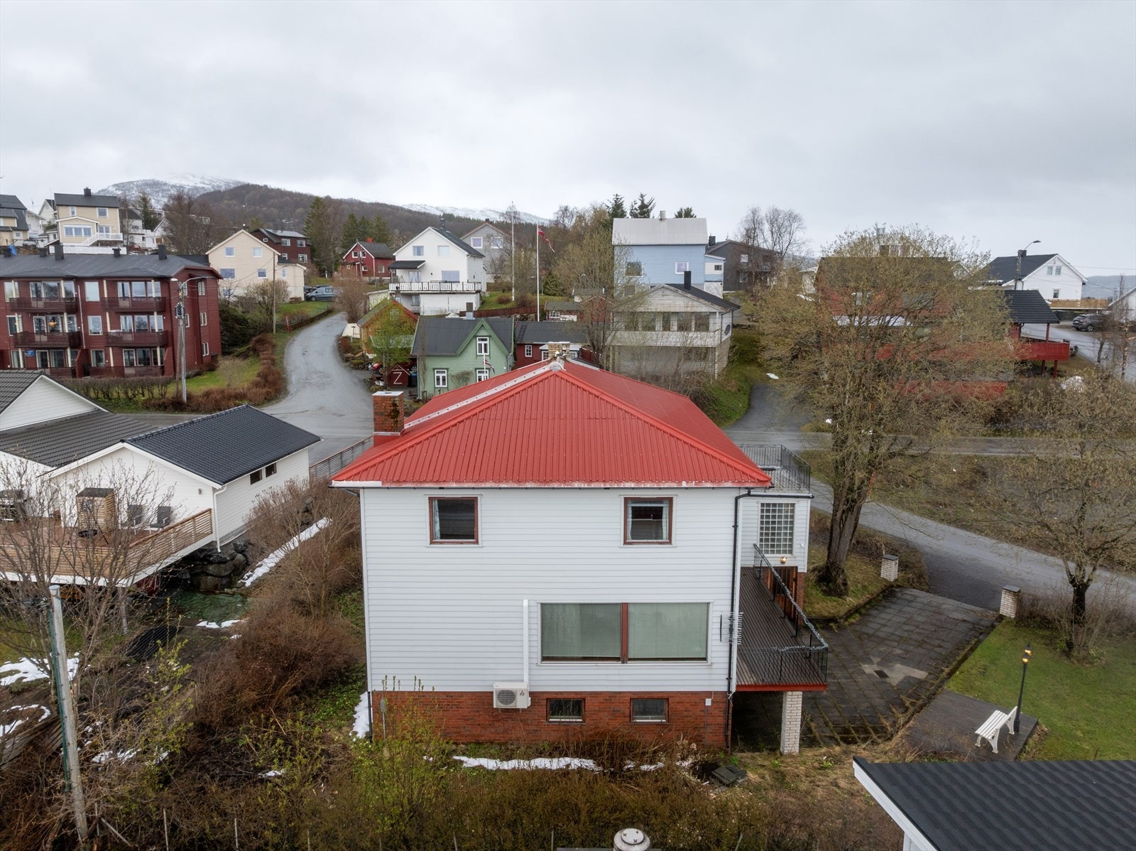 Eiendommen har en romslig tomt med gode uteområder og fine utviklingsmuligheter. Galleribilde